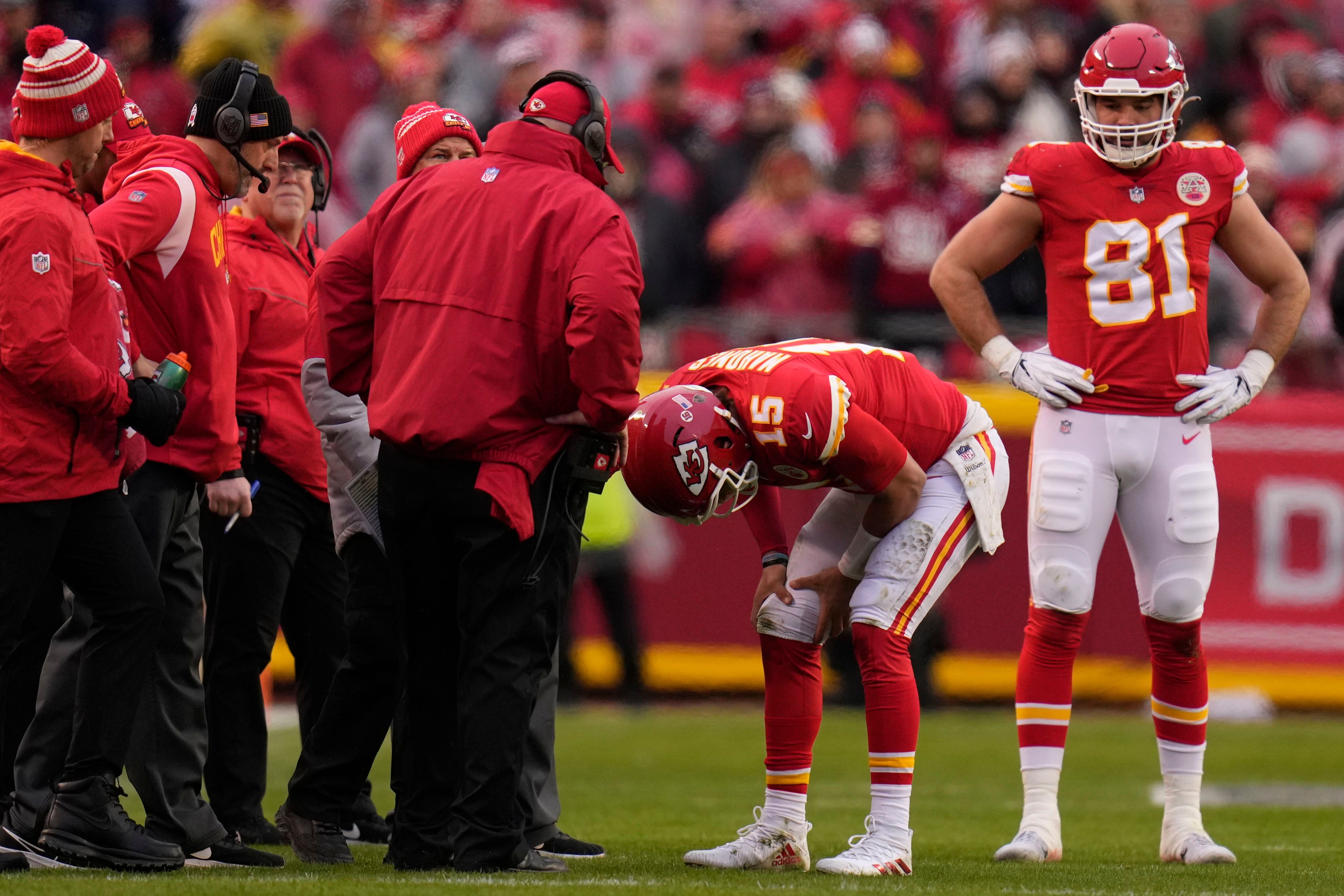 Mahomes throws a touchdown pass as Chiefs roll to 38-10 preseason