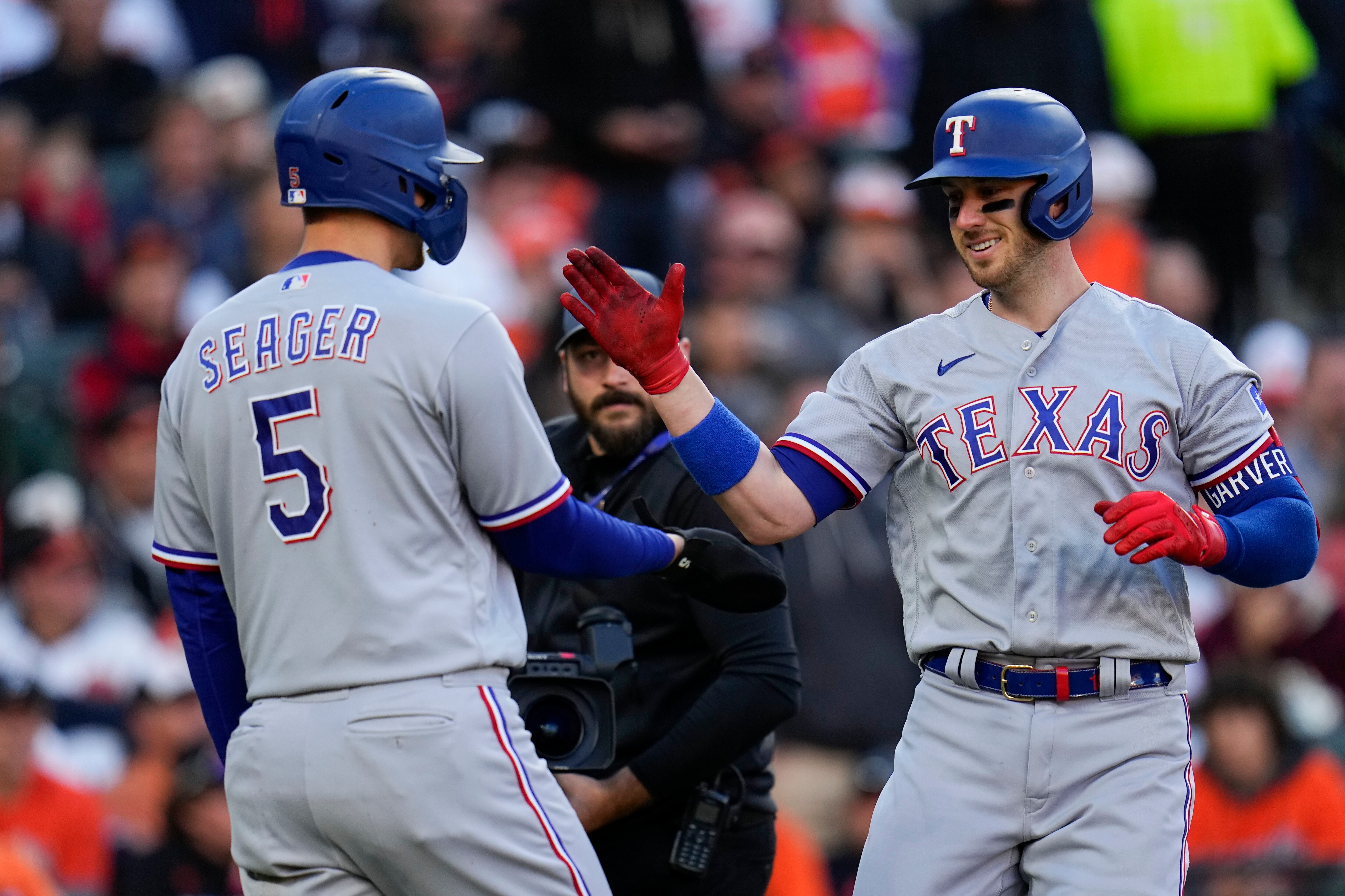 Corey Seager removed from Rangers game vs. Dodgers after awkward