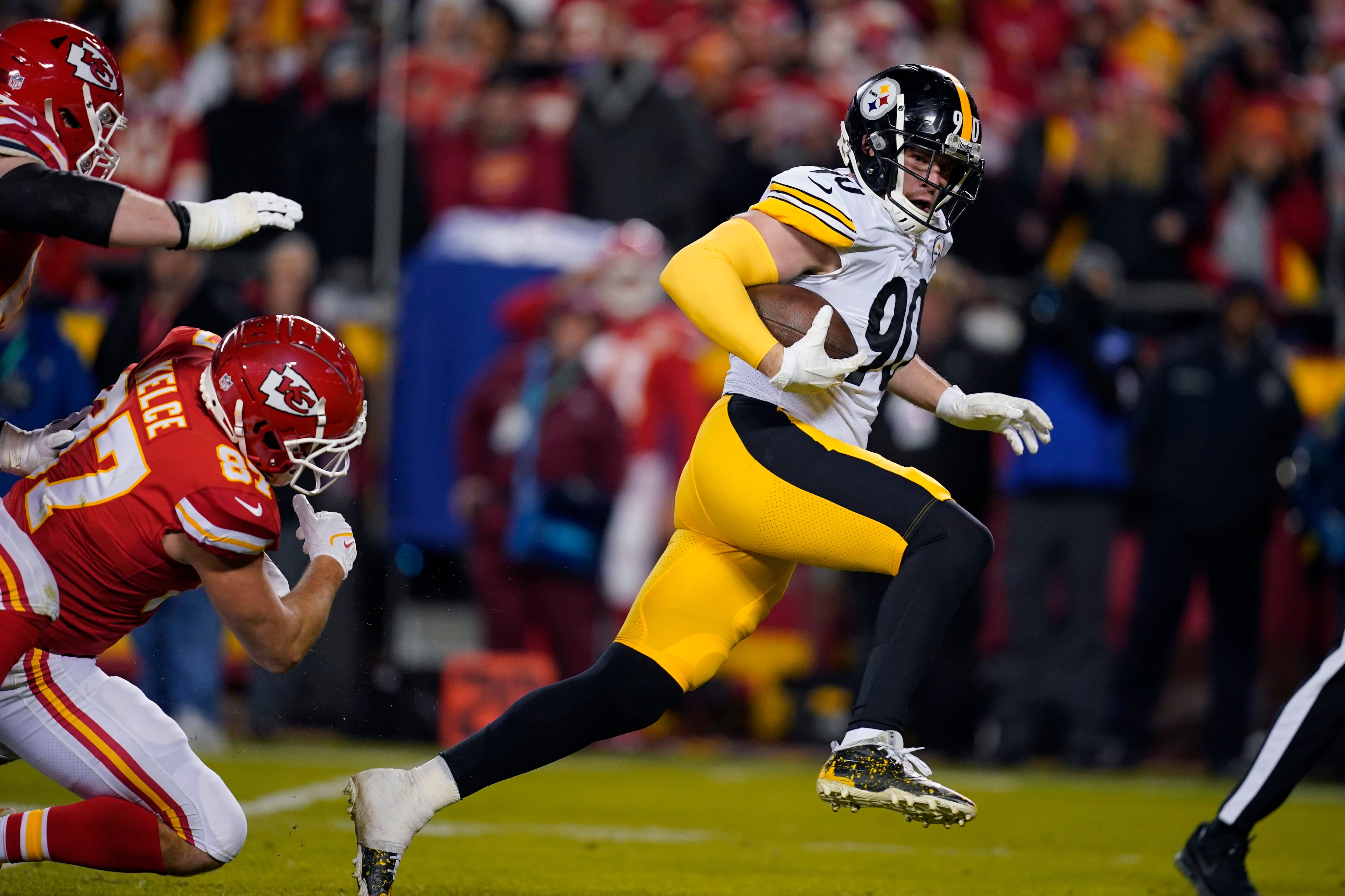 Mahomes leads Chiefs to wild-card round romp over Steelers