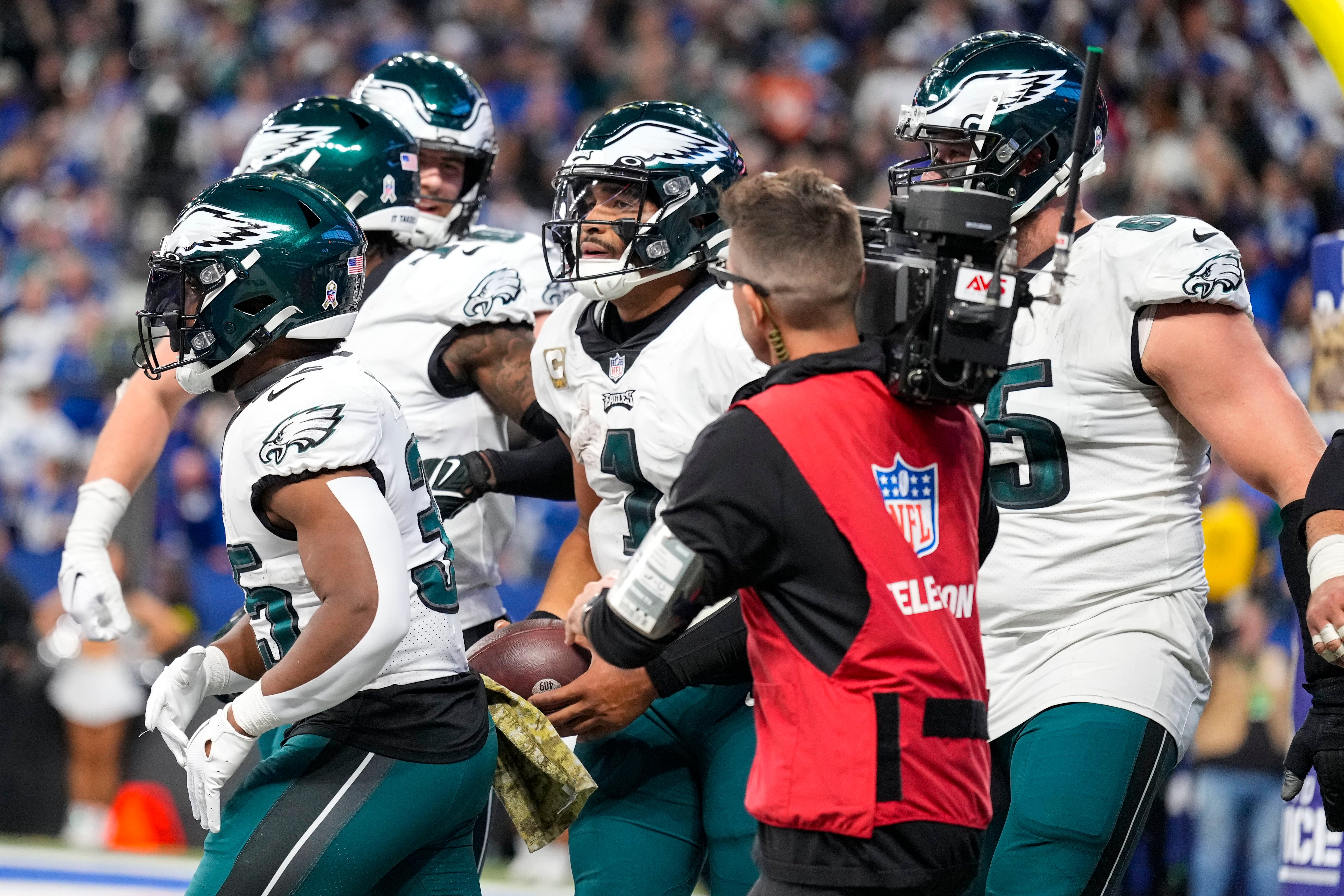 Jalen Hurts' late TD run allows Eagles to escape with win over Colts 