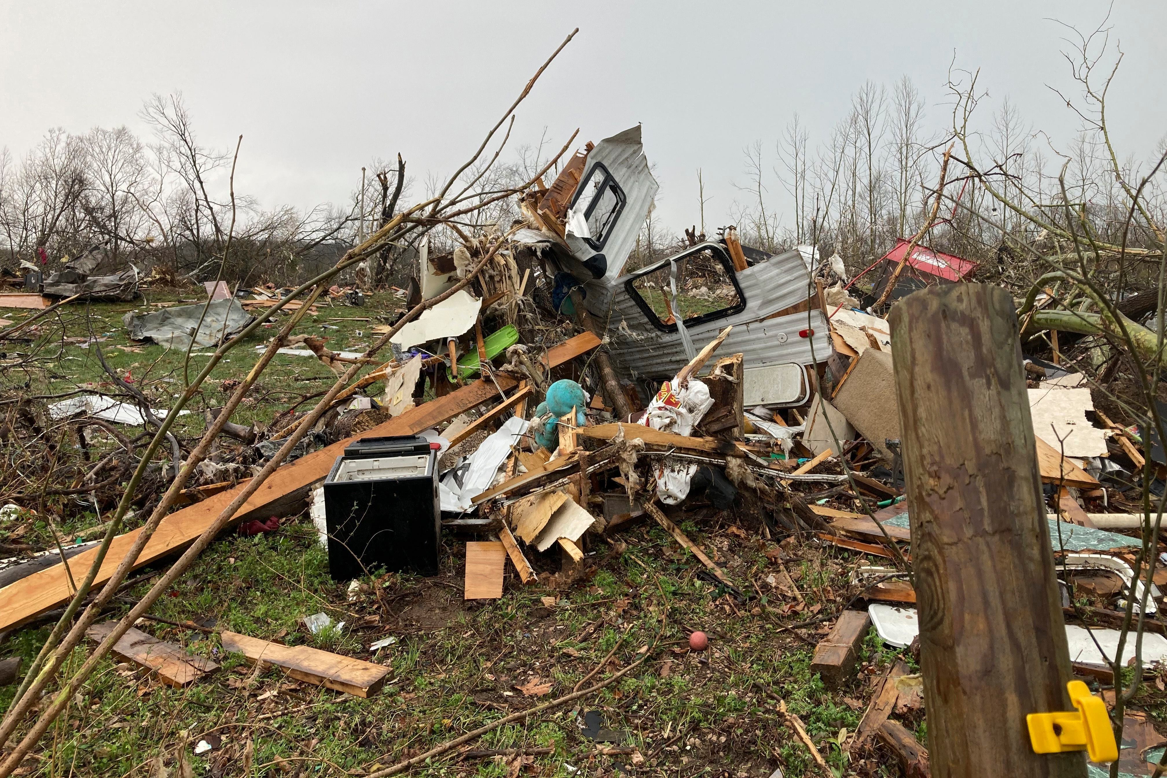 Teenagers in love among 5 lives lost in Missouri tornado