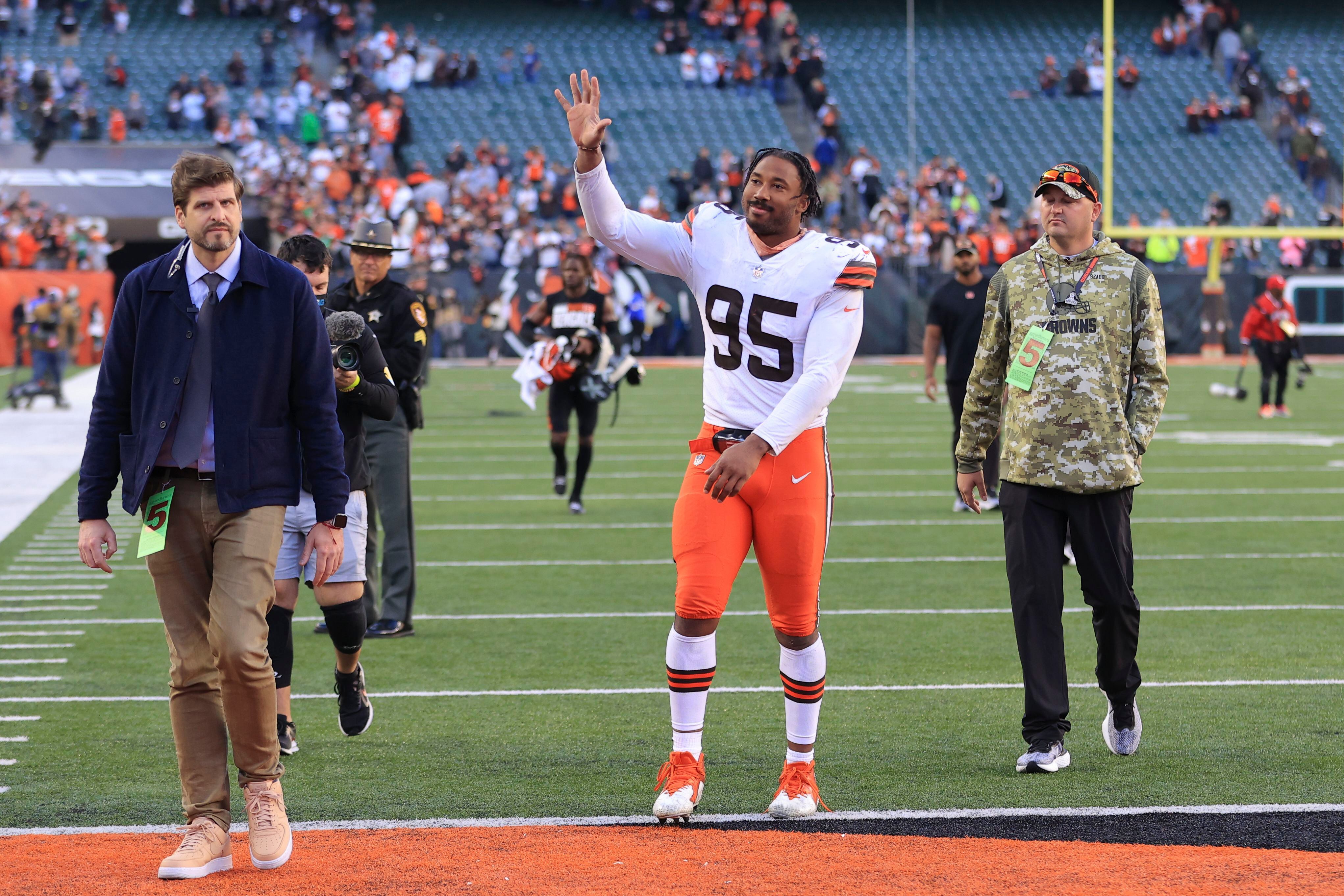 Browns close chaotic week by dumping Burrow, Bengals 41-16