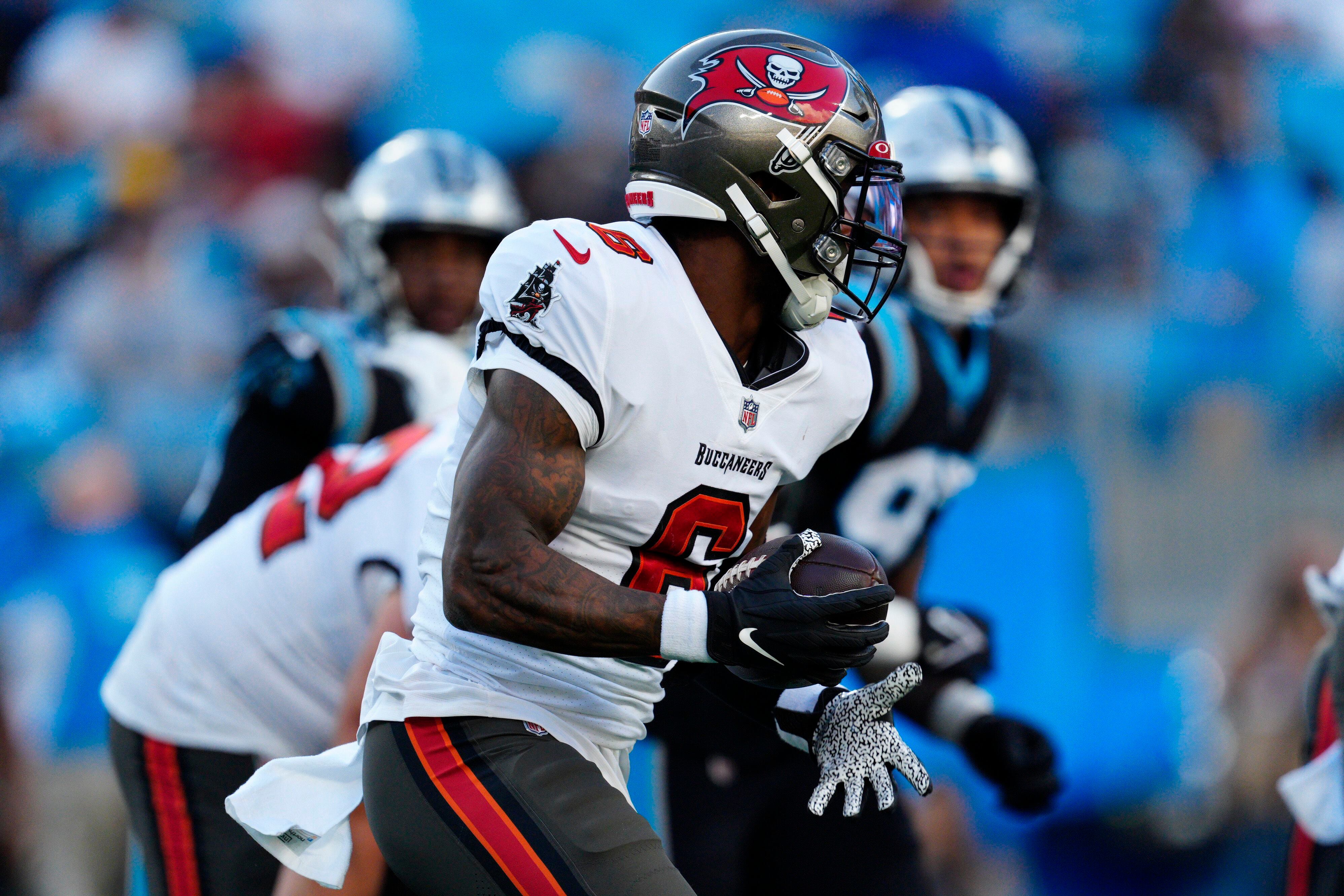 Tom Brady, Bucs rout Panthers to clinch NFC South title