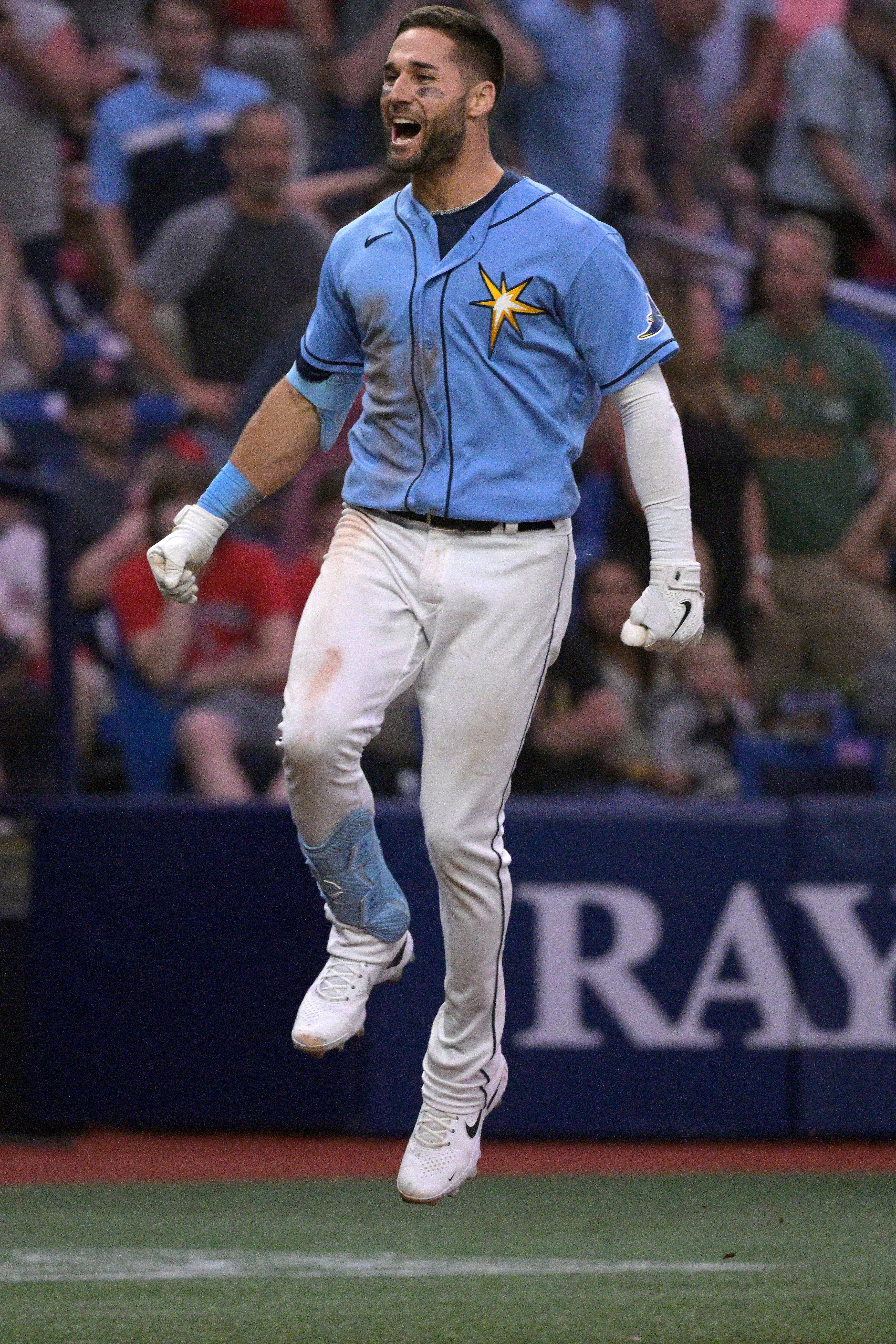 Kevin Kiermaier takes fly ball from Randy Arozarena