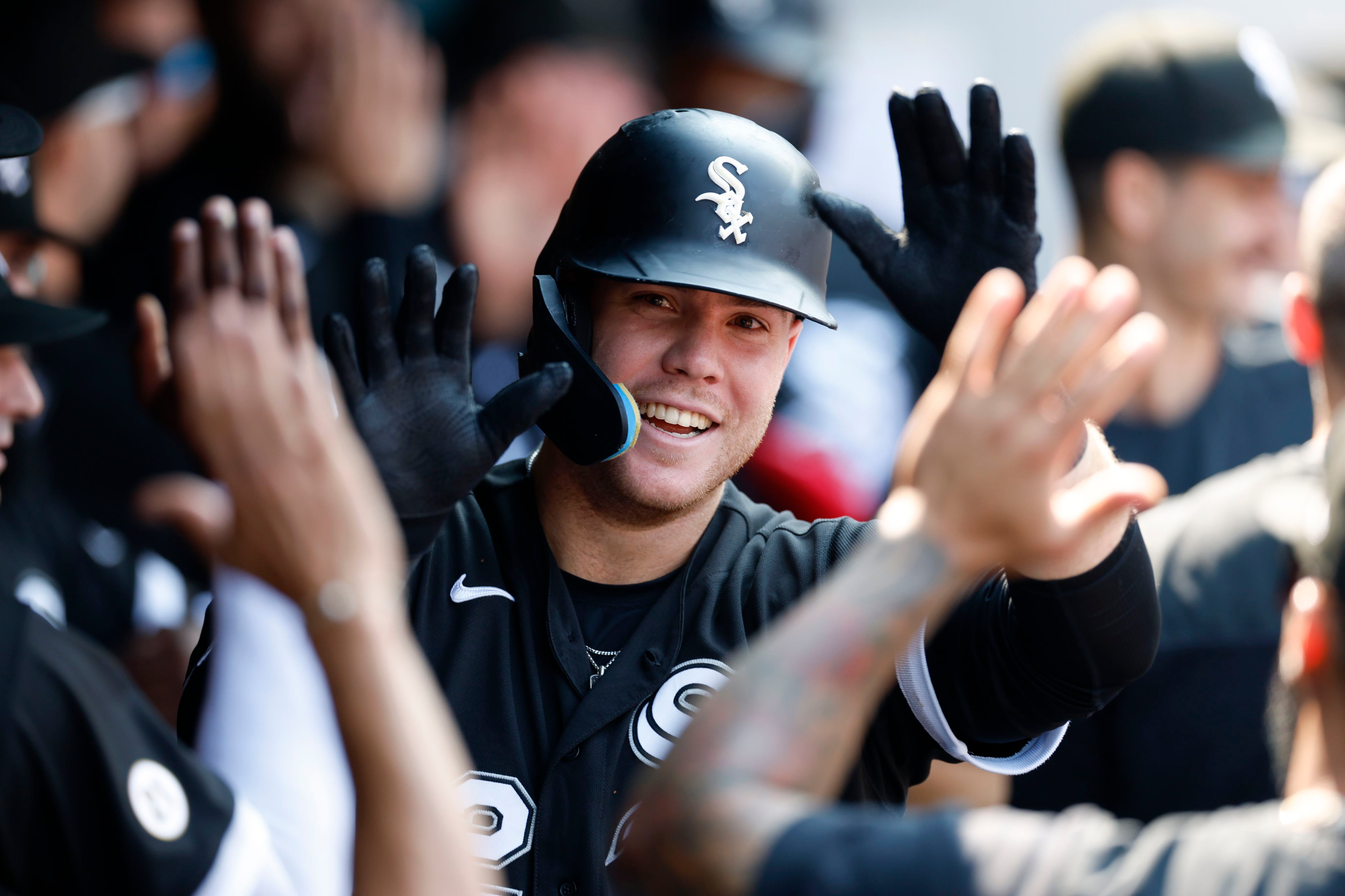 White Sox pound 5 homers, rock Central-leading Guardians 8-2