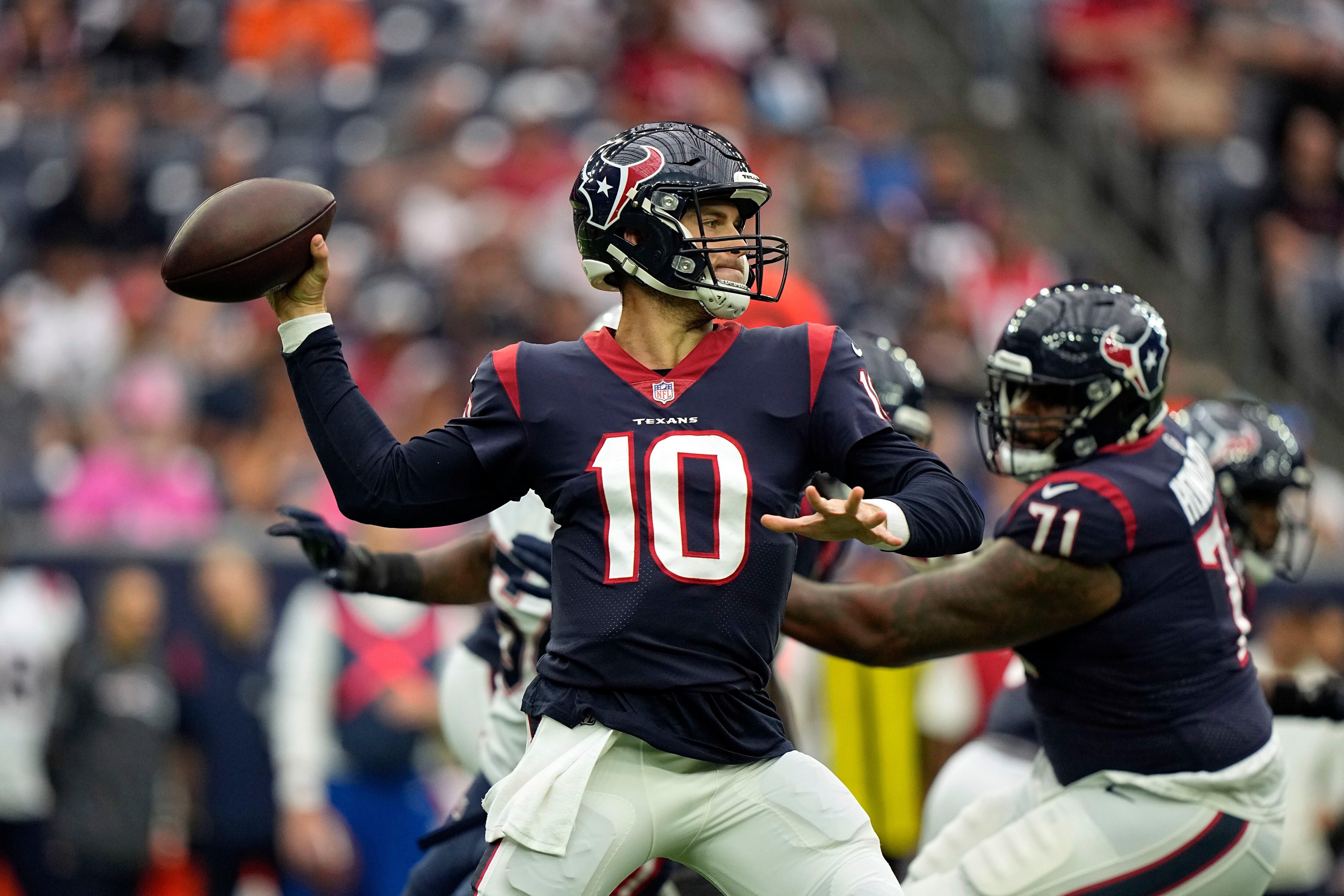 New Orleans quarterback Aaron Brooks passes to a 27-13 victory