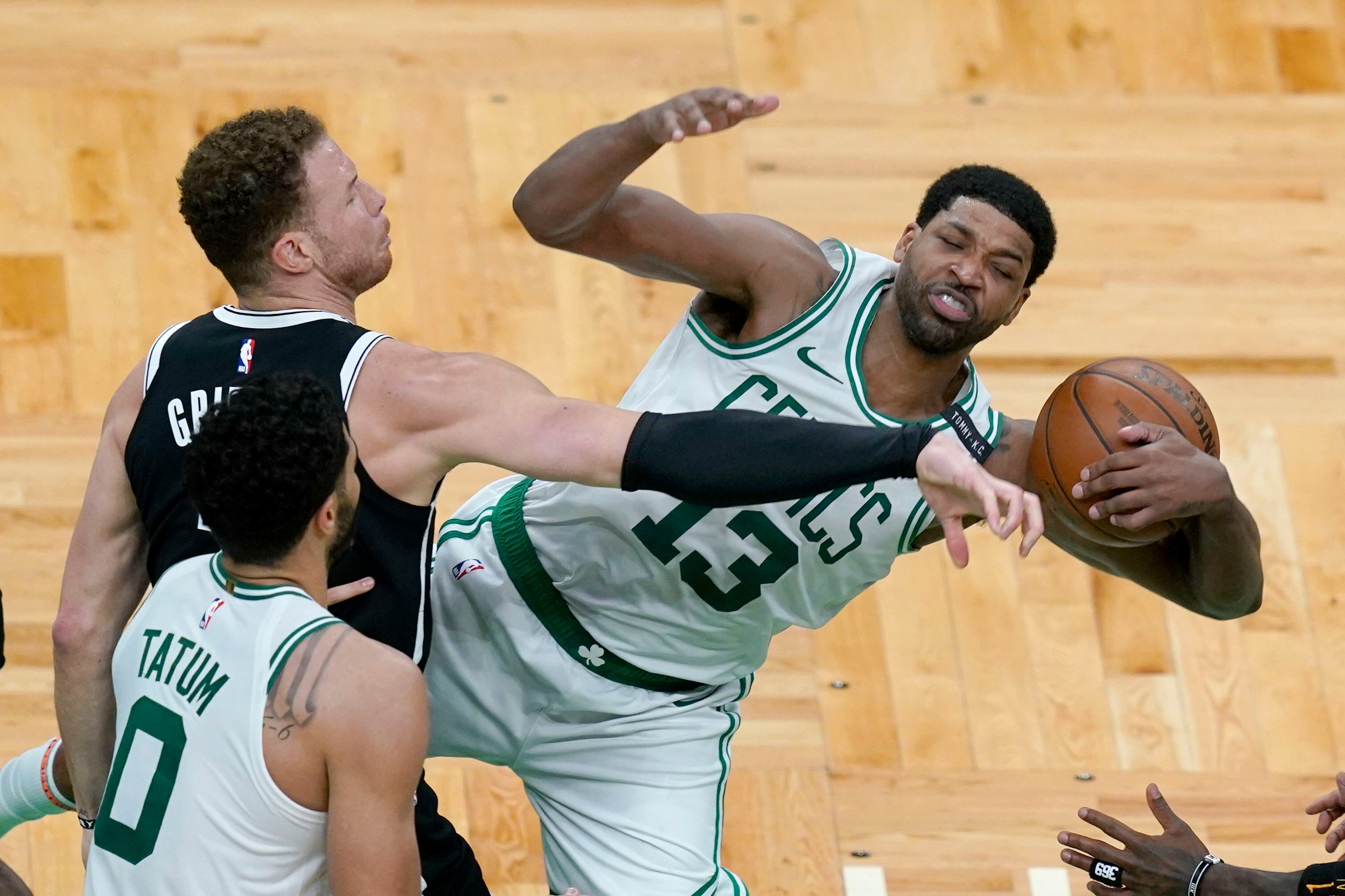 Durant (42), Irving (39) quiet Boston crowd, win Game 4