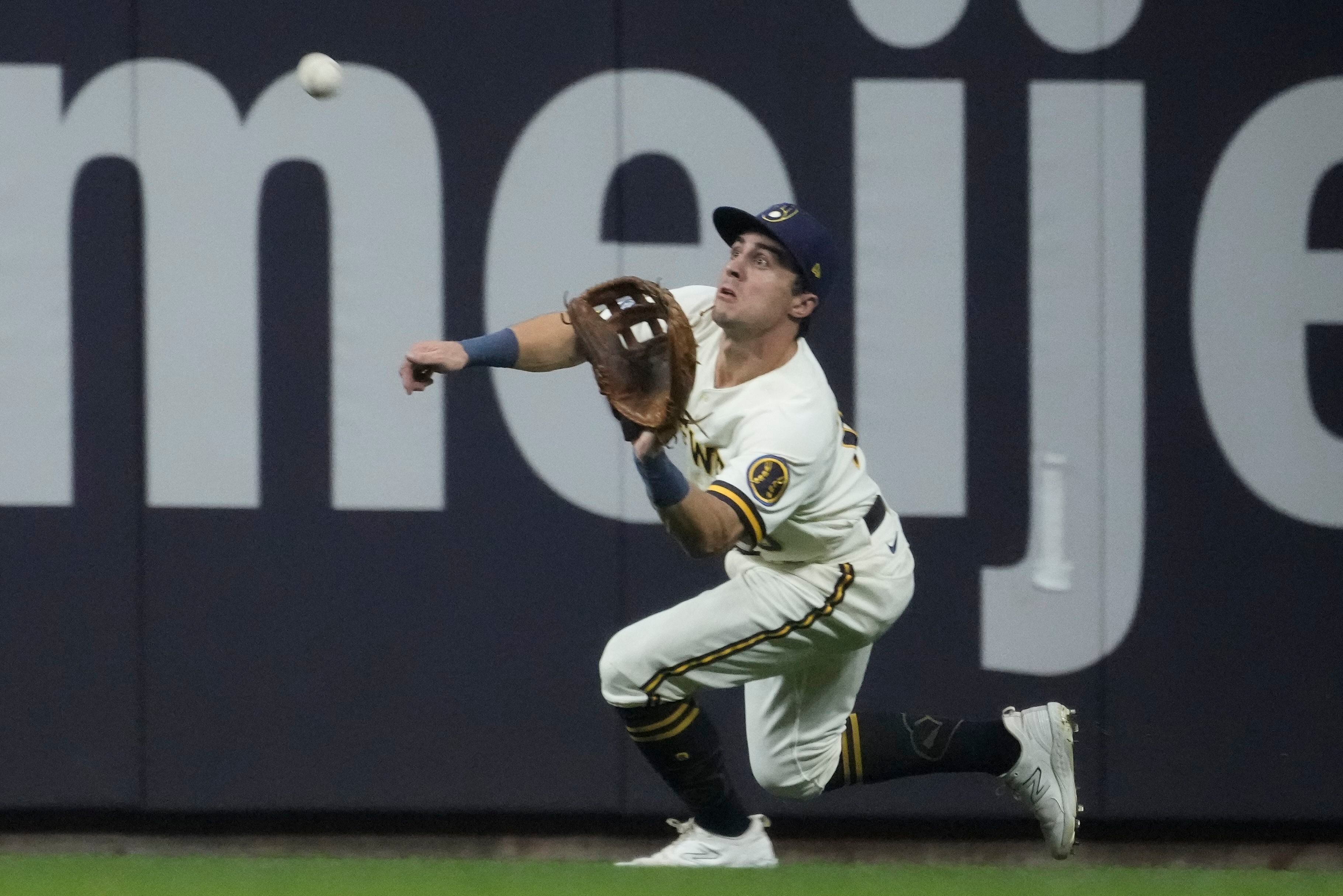 Brewers broadcaster Bob Uecker hit by ball, hospitalized