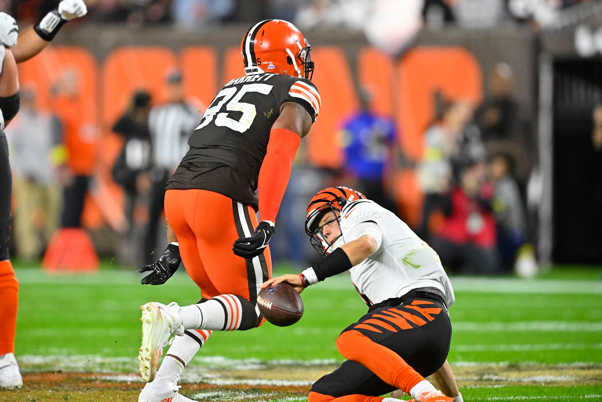 Browns' Garrett hoping to sack Burrow, Bengals on Halloween