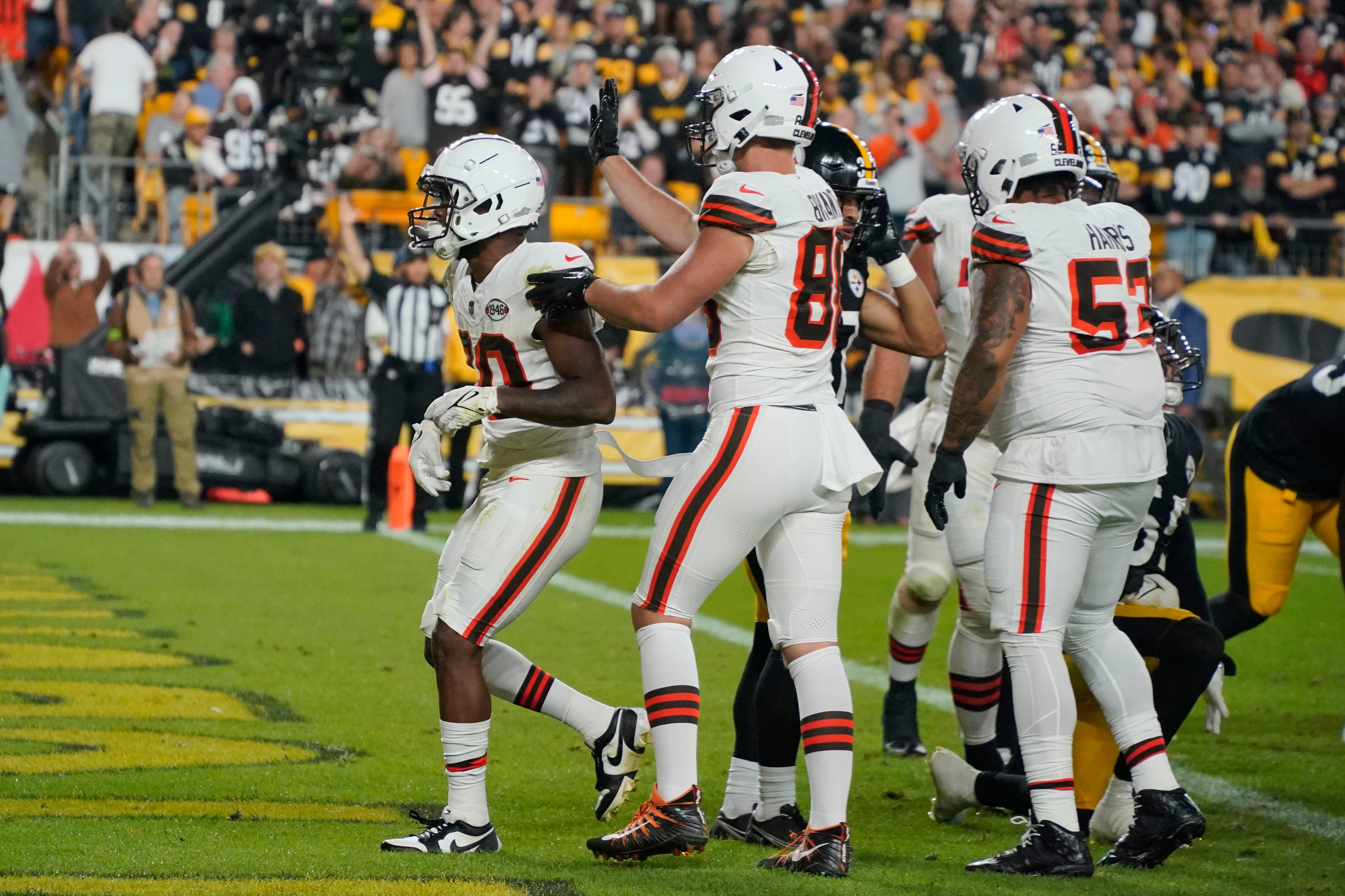 T.J. Watt's scoop-and-score lifts Steelers past Browns 26-22 as Cleveland  loses Nick Chubb to injury