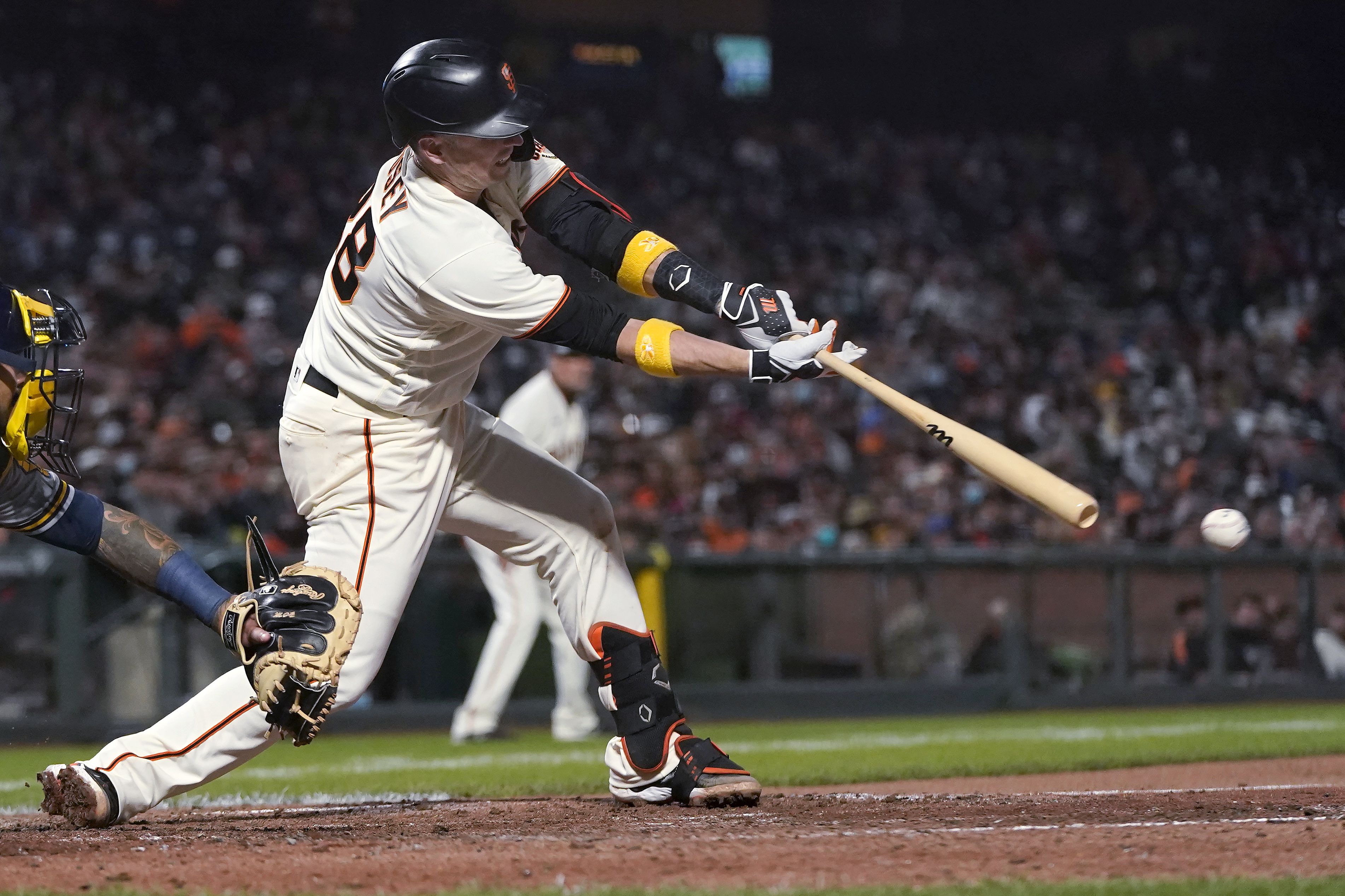 Brewers knock Giants from top spot in NL, win fourth in row – KXAN Austin