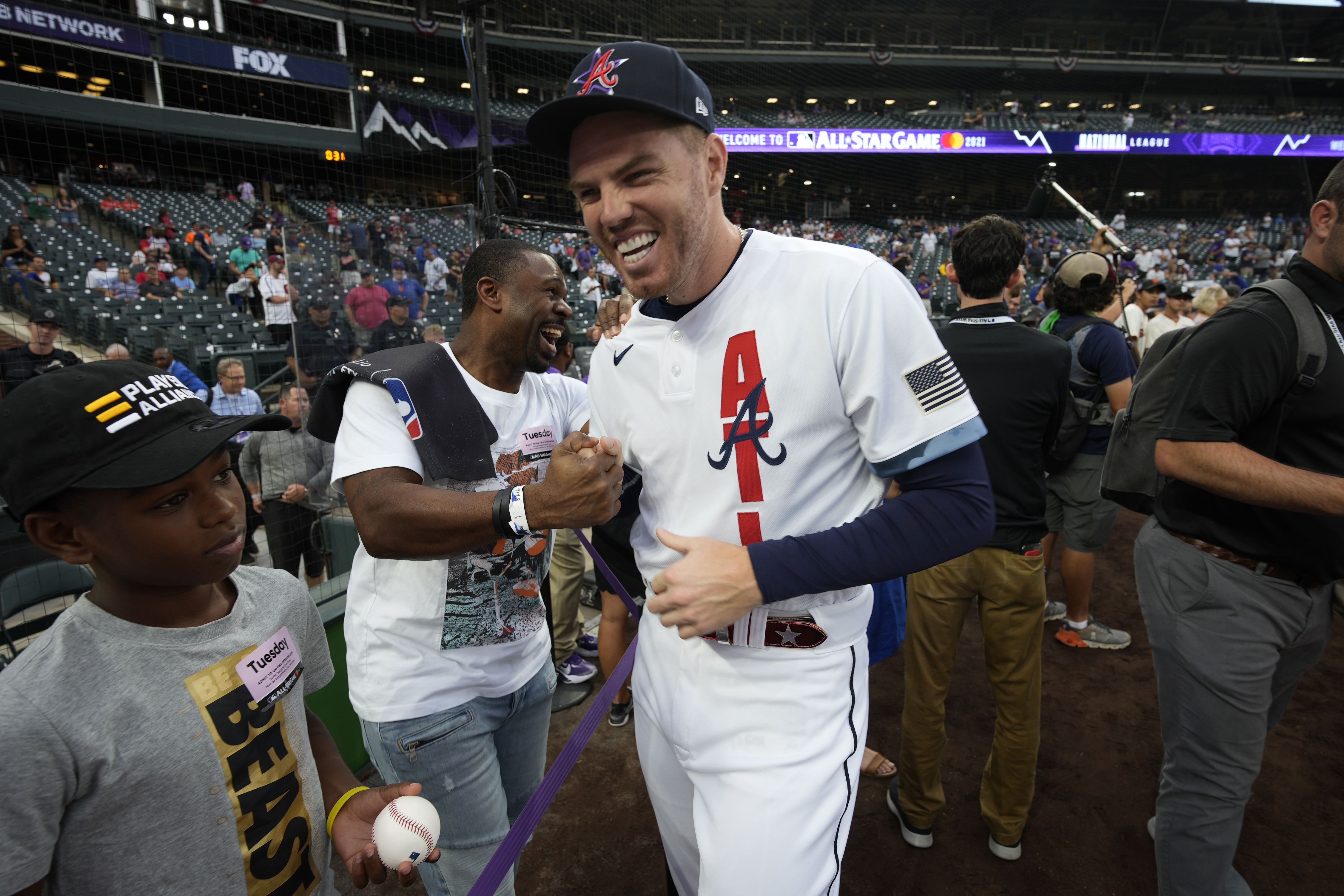 Freddie Freeman's son meets Fernando Tatis Jr.