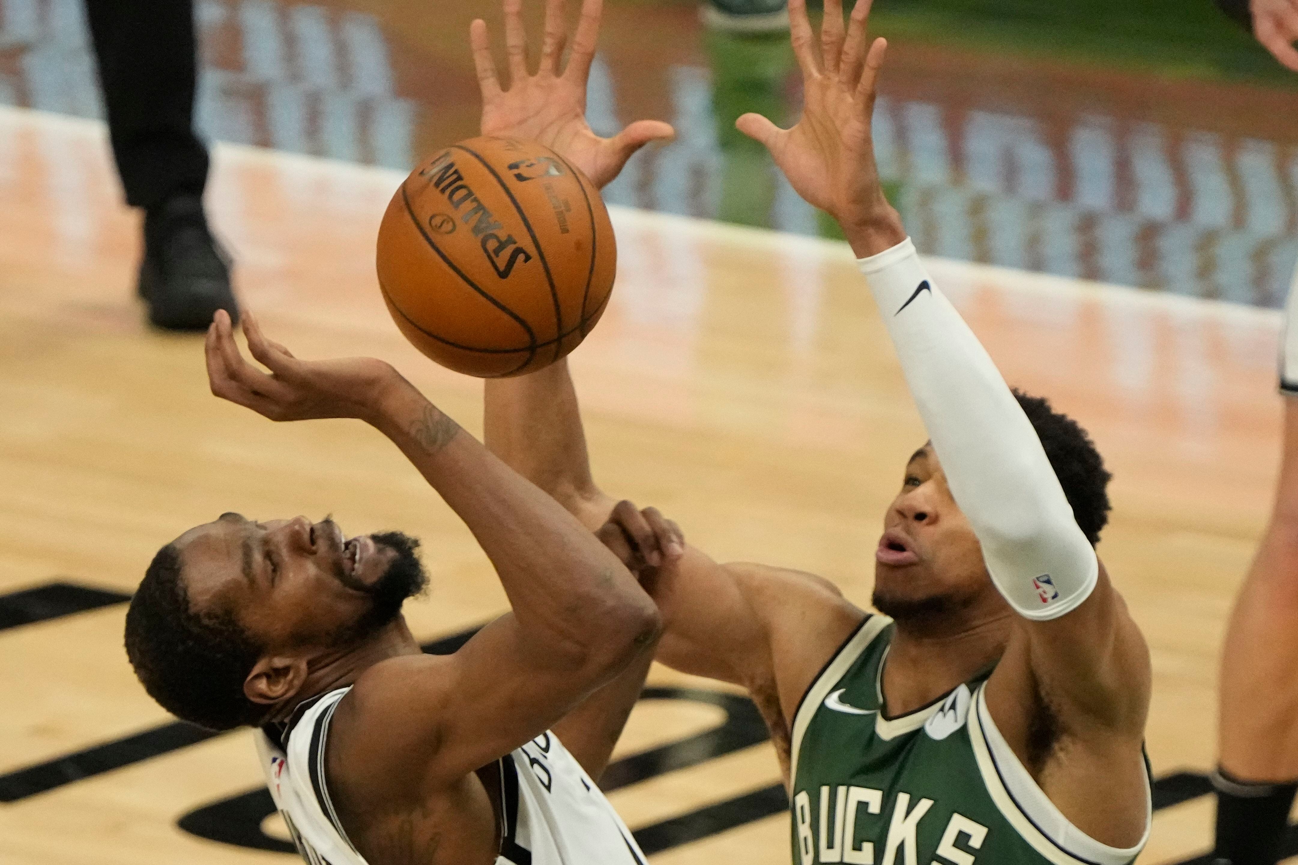 Packers Za'Darius Smith, Aaron Jones the stars of Bucks Game 3 crowd