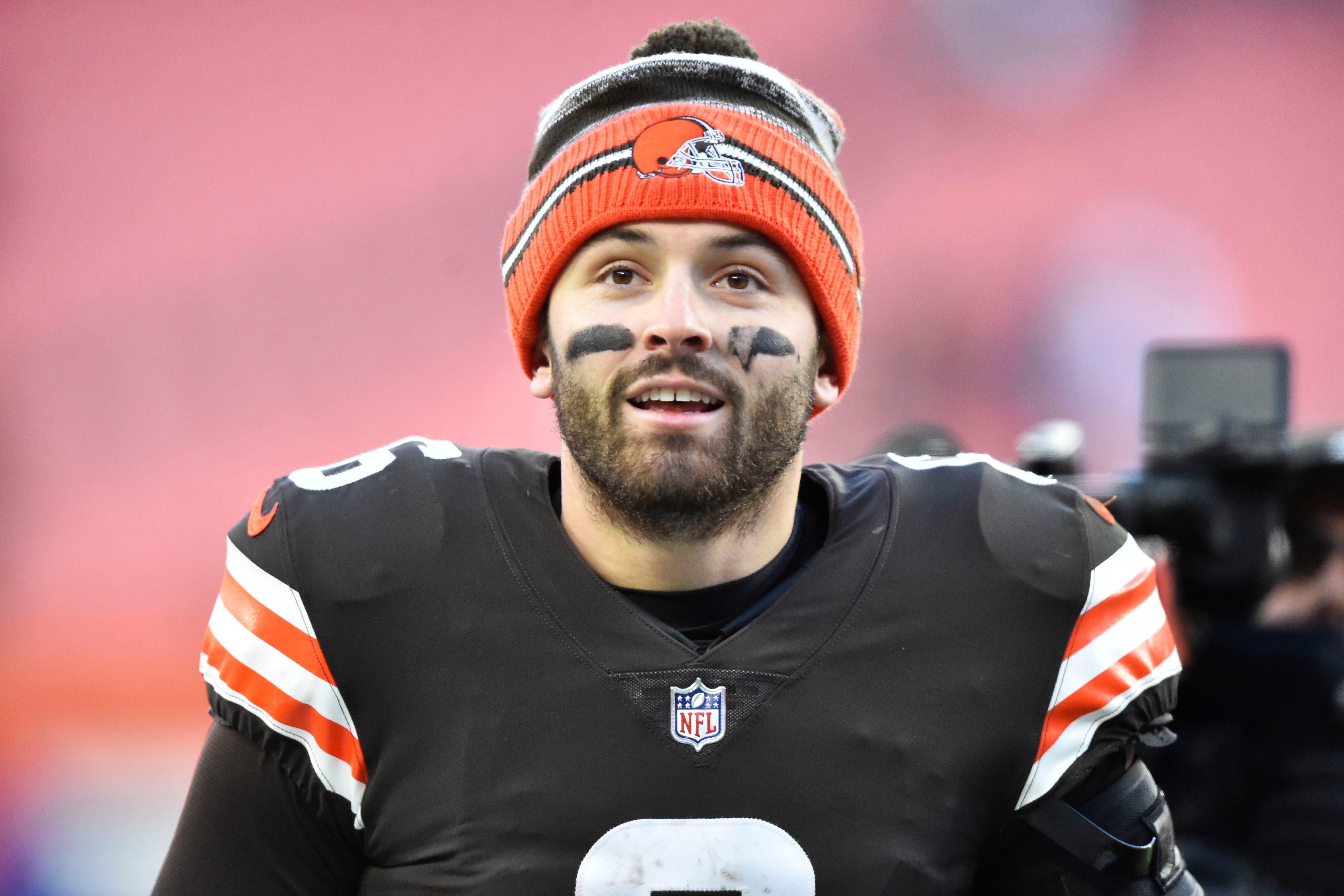 Cleveland Browns quarterback Baker Mayfield (6) and guard Joel Bitonio (75)  talk with head coac …