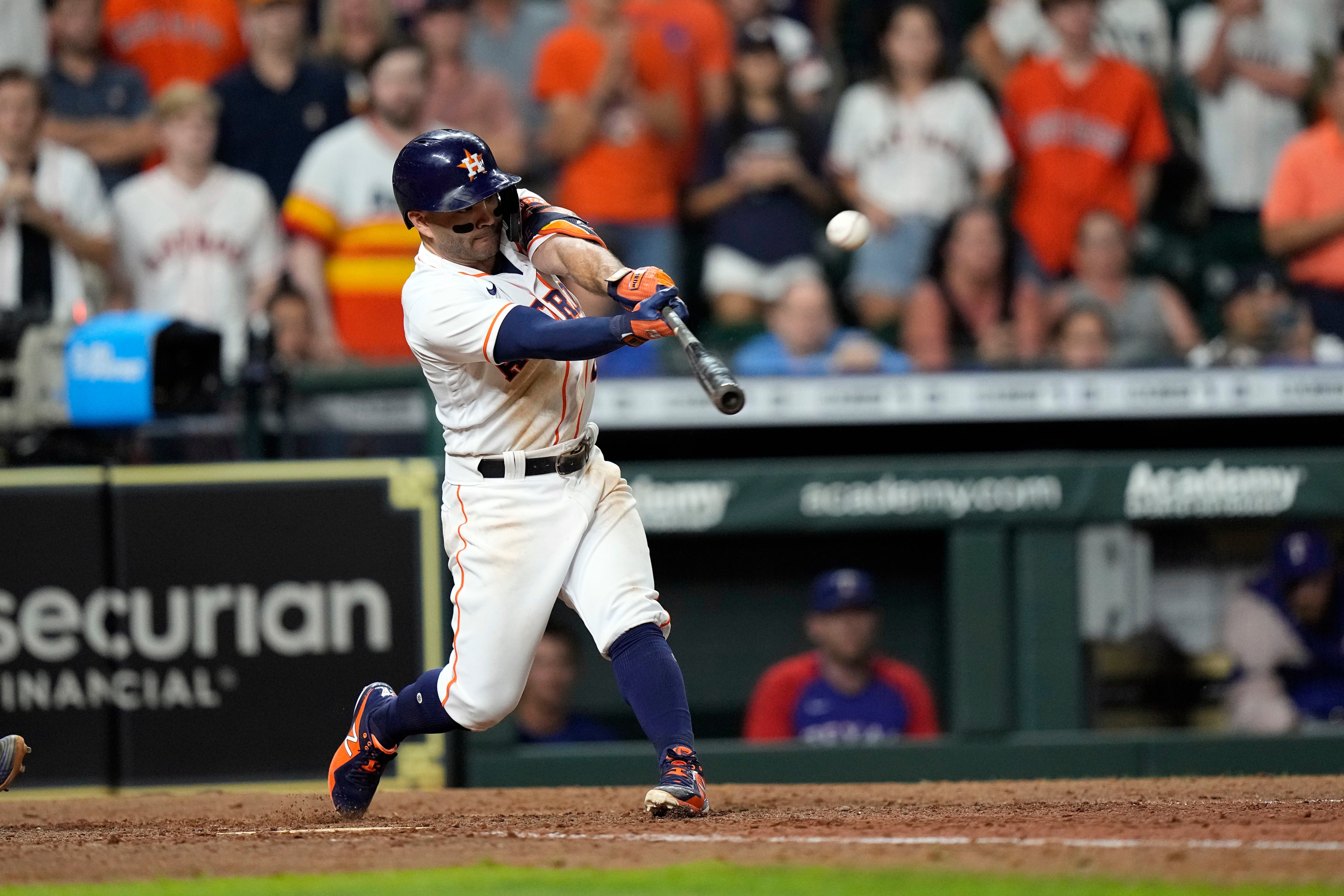 Yuli Gurriel plates Myles Straw, 06/10/2021