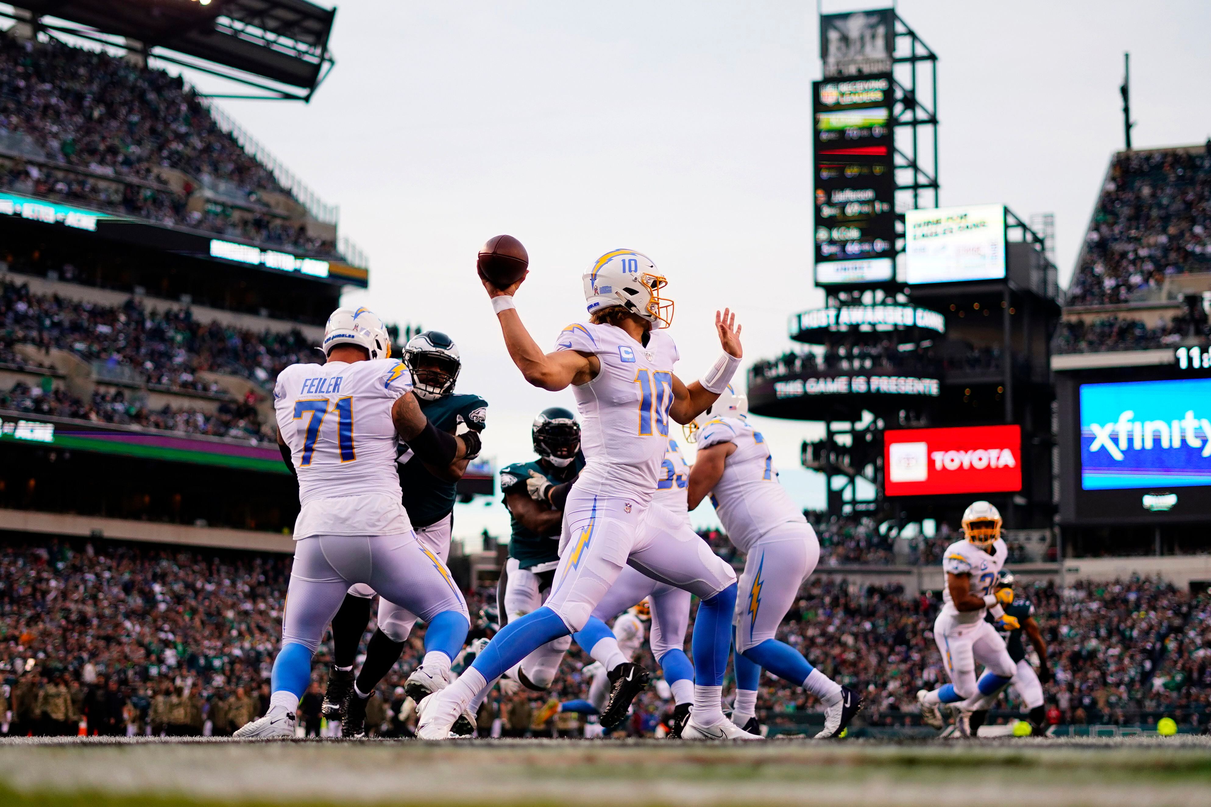 Justin Herbert has 3 TDs, Chargers beat Eagles 27-24