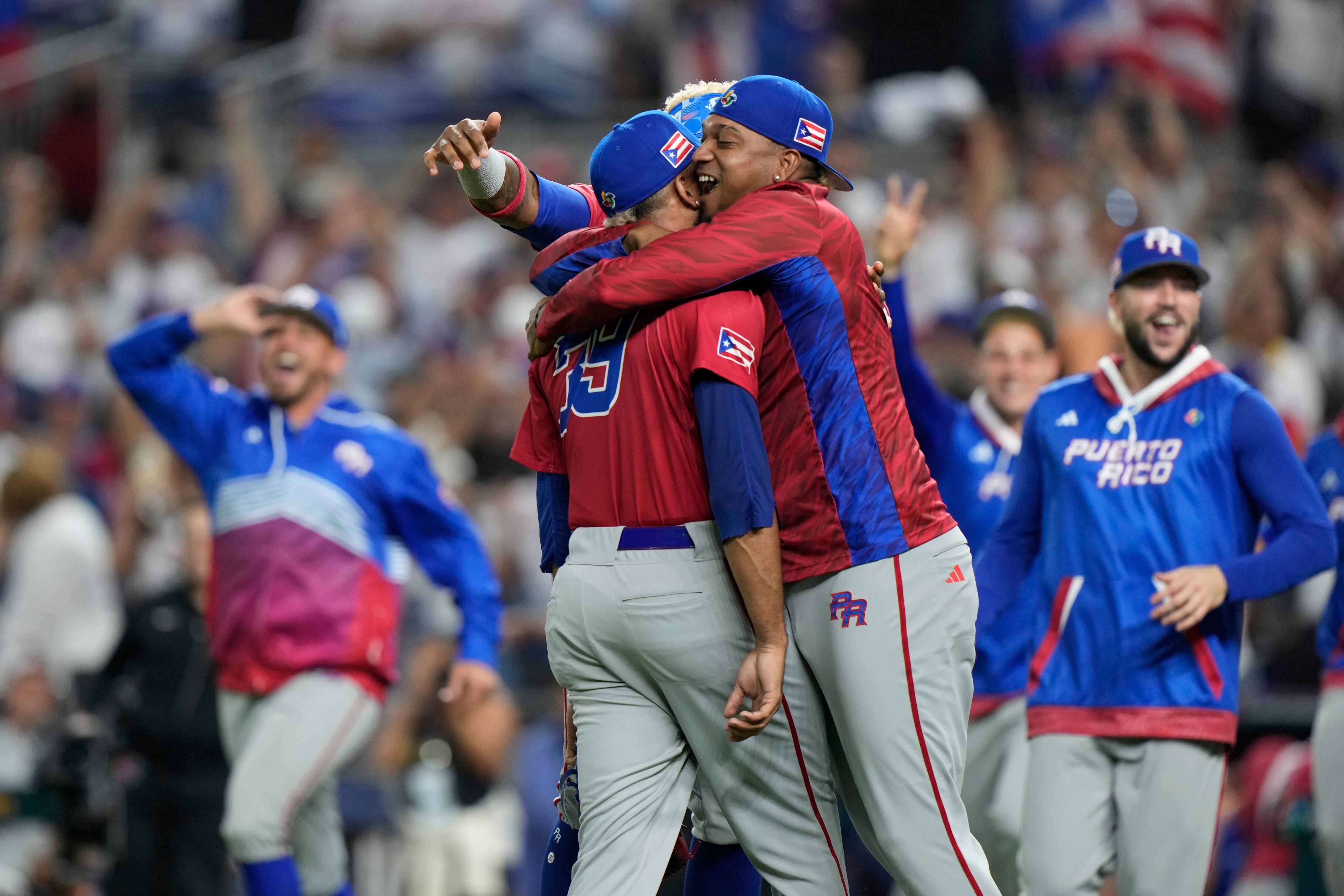 Seattle Mariners closing pitcher Edwin Diaz, right, is