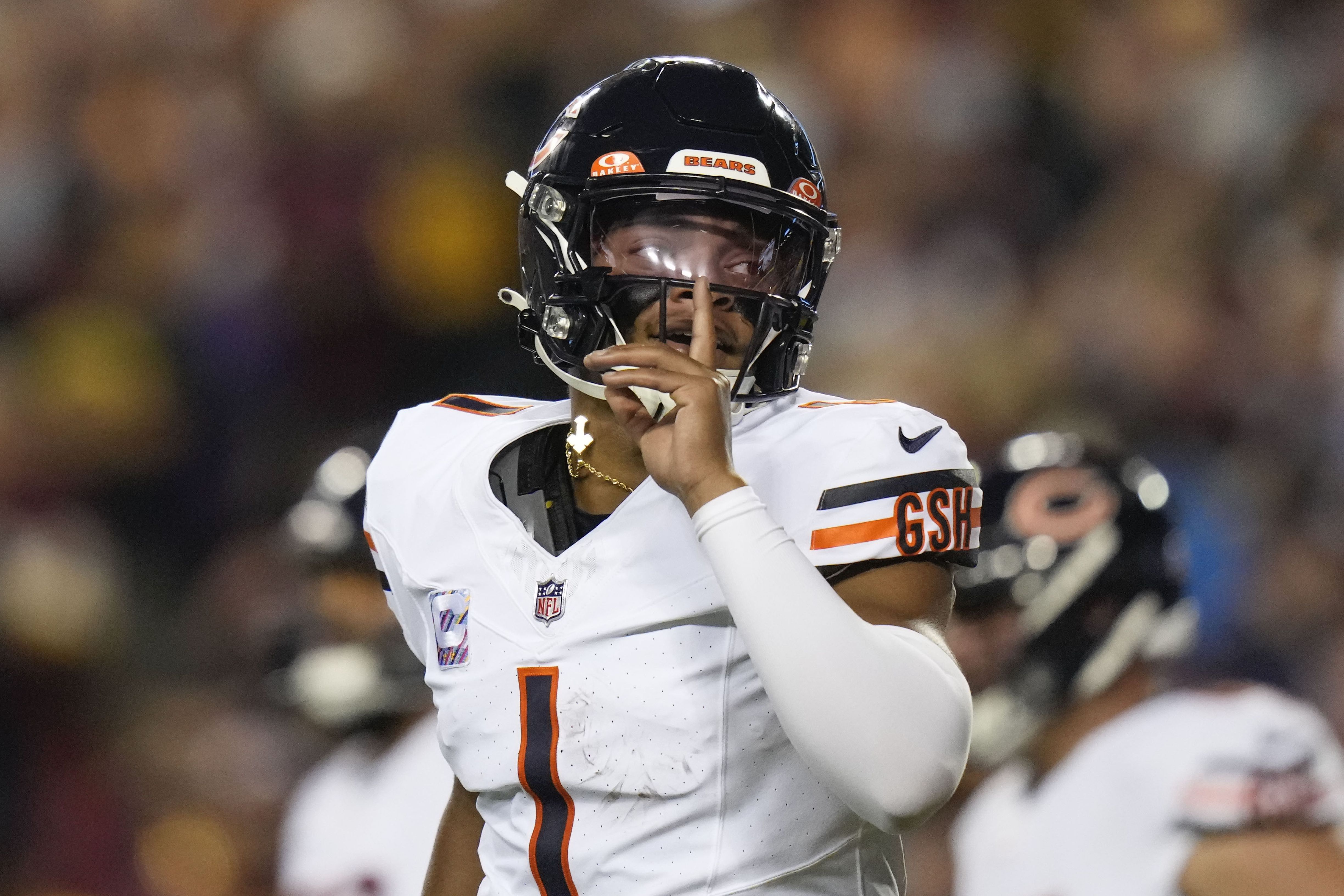 Bears' Justin Fields throws brutal interception off Commanders