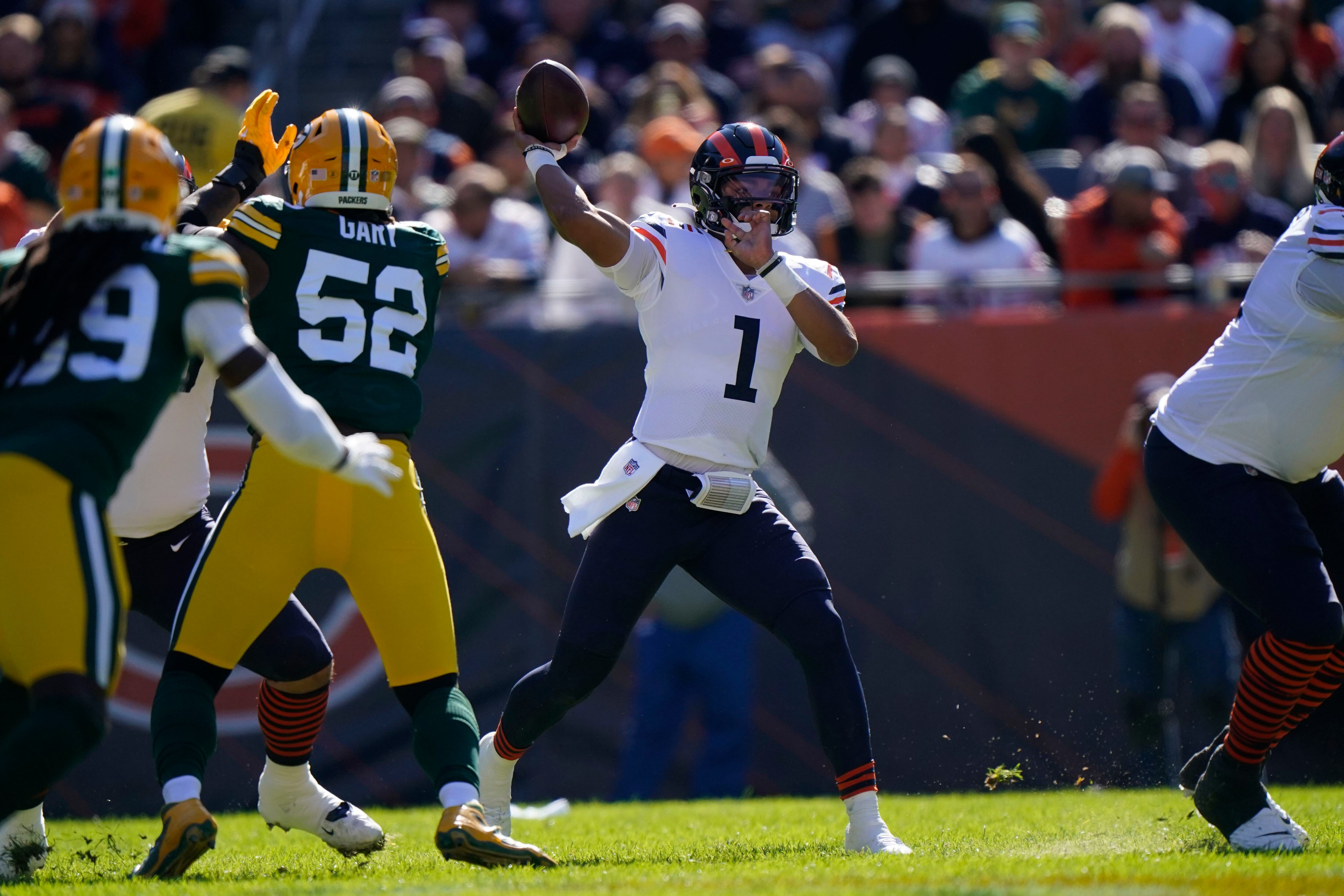 Rodgers Throws 2 TDs, Runs for 1 as Packers Beat Bears 24-14