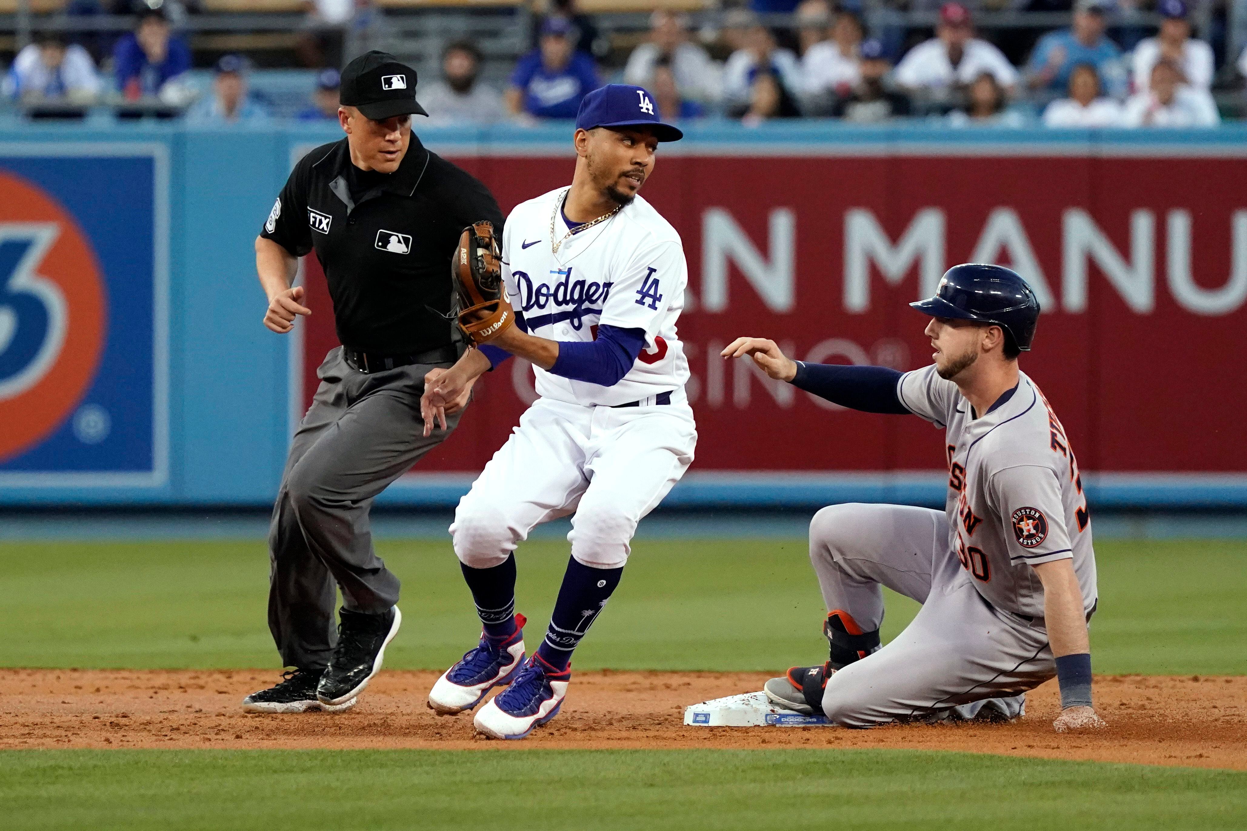 Cody Bellinger Robs Home Run, Gets Booed By Dodgers Fans