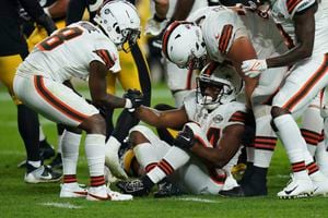 Nick Chubb injury: Browns RB goes down with knee injury on MNF - Dawgs By  Nature