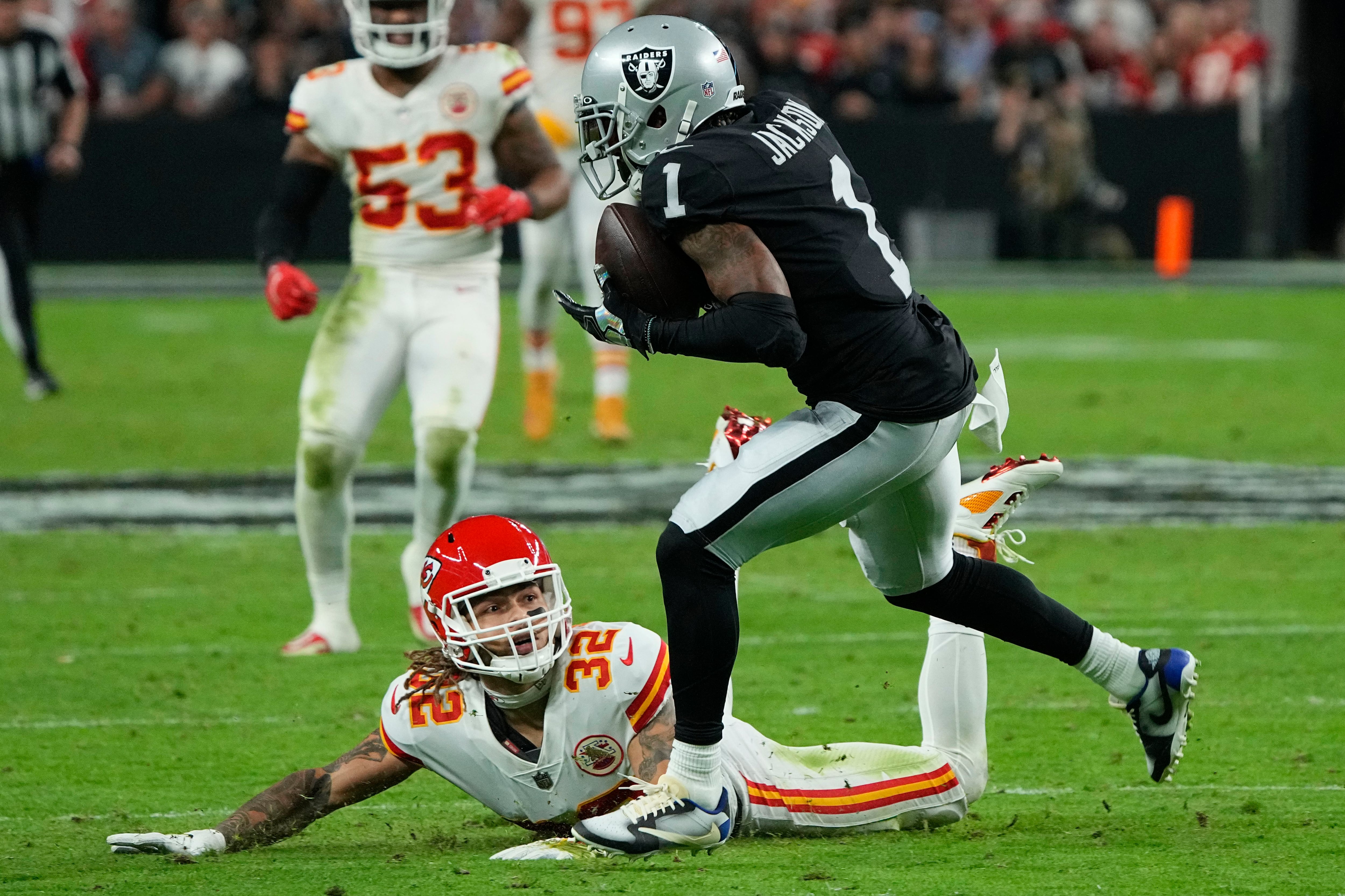 Sunday's NFL: Mahomes' 5 TD passes lead Chiefs past Raiders 41-14