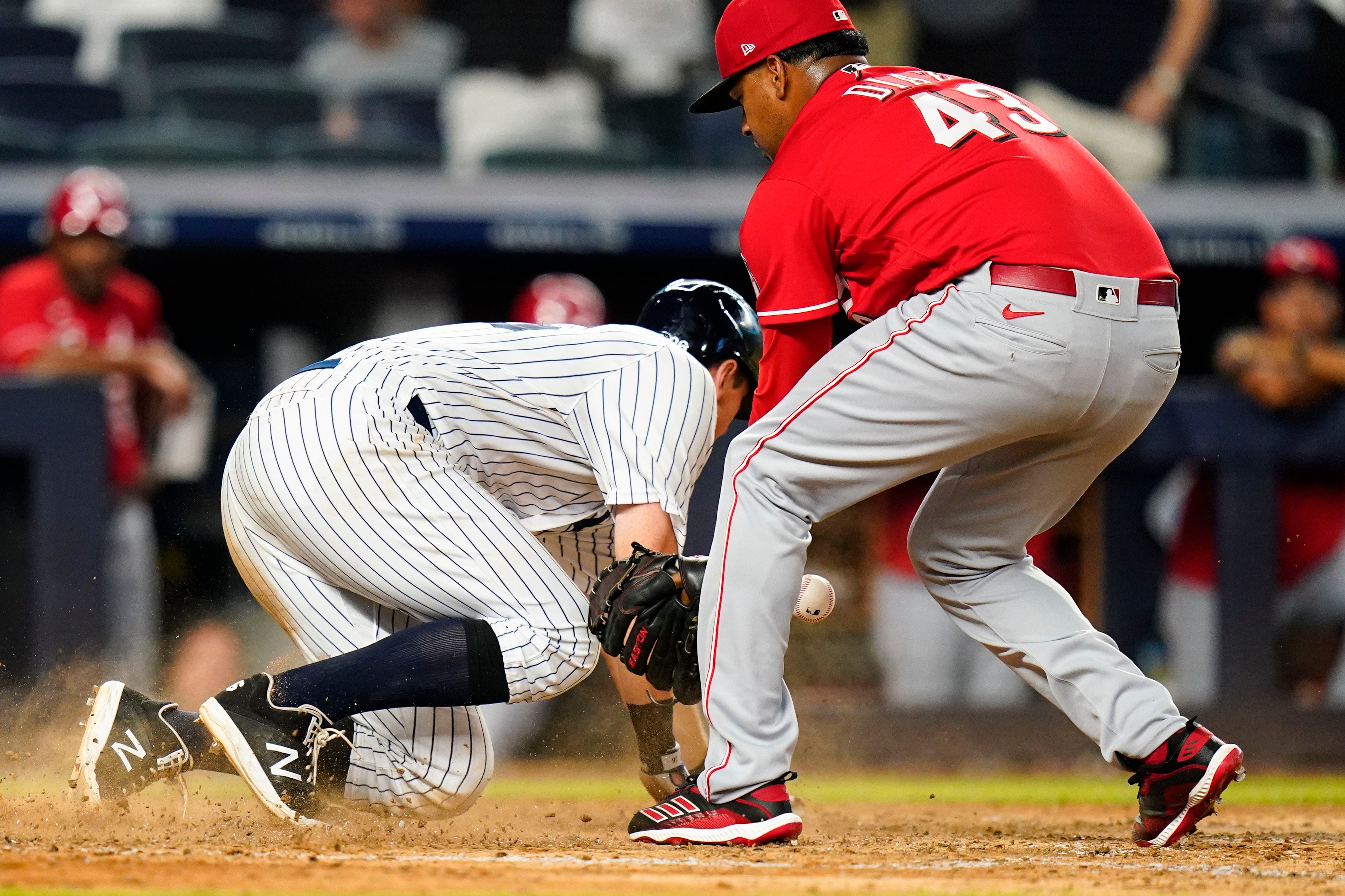 Birthday Boy LeMahieu Scores in 10th, Yanks Beat Reds 7-6 - Bloomberg