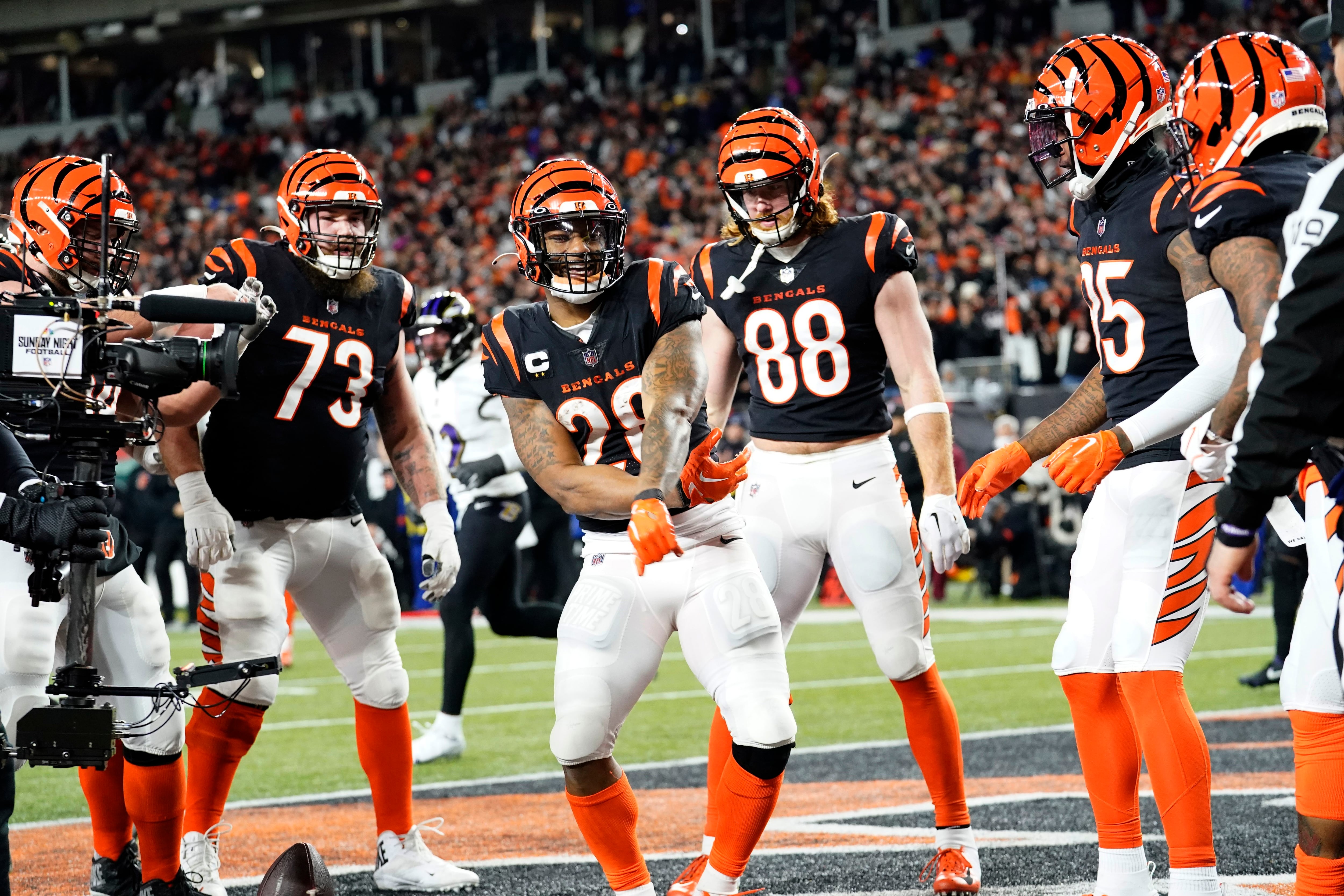 Sam Hubbard's 98-yard fumble return lifts Bengals over Ravens