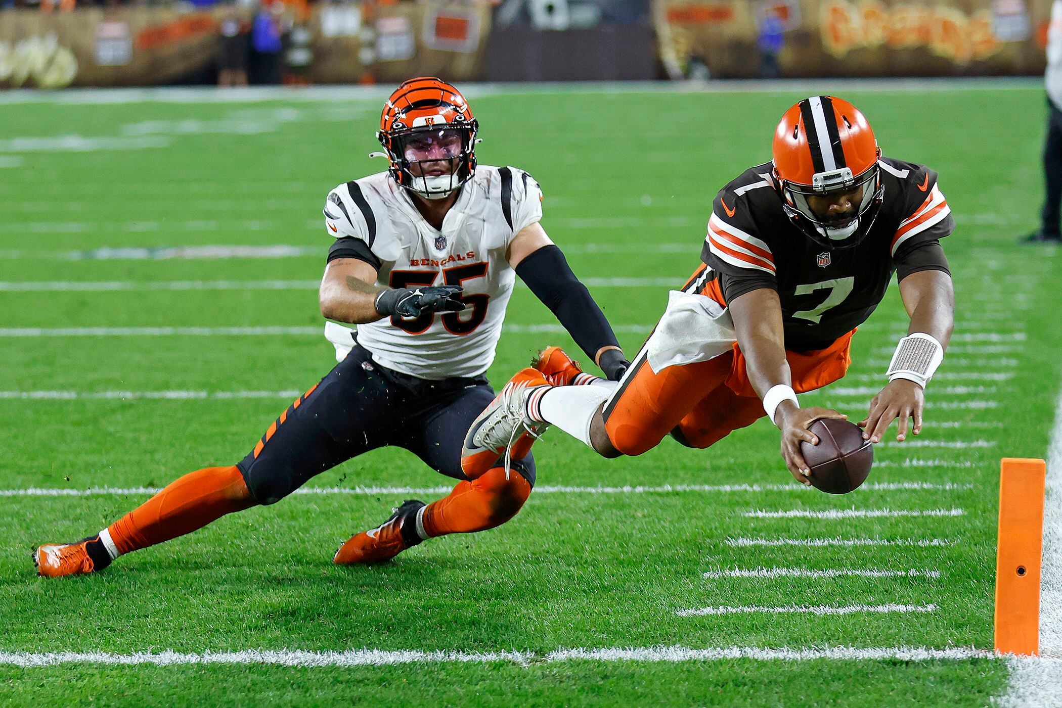 Chubb runs for 2 TDs, Browns blast Burrow, Bengals 32-13