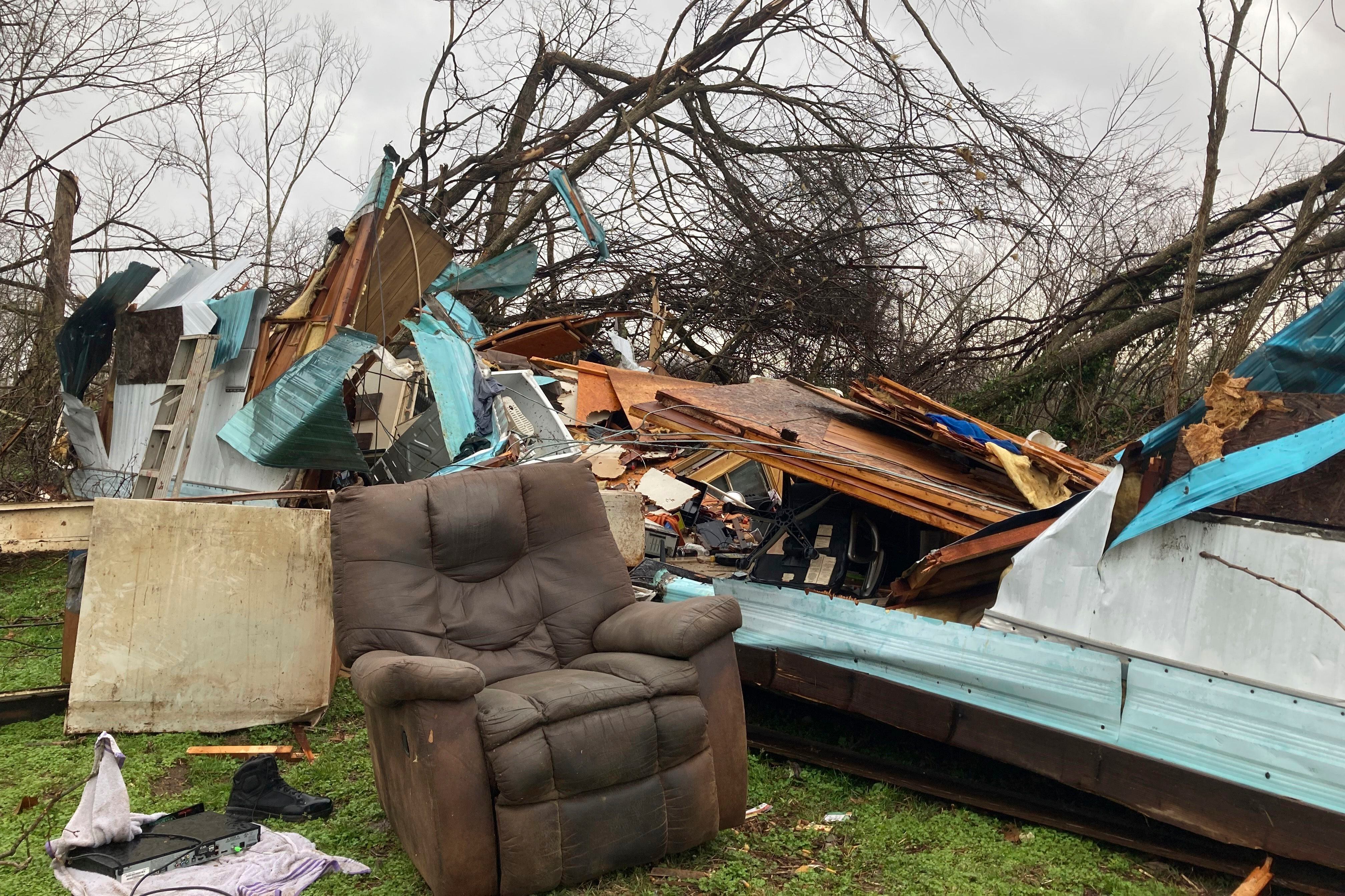 Teenagers in love among 5 lives lost in Missouri tornado