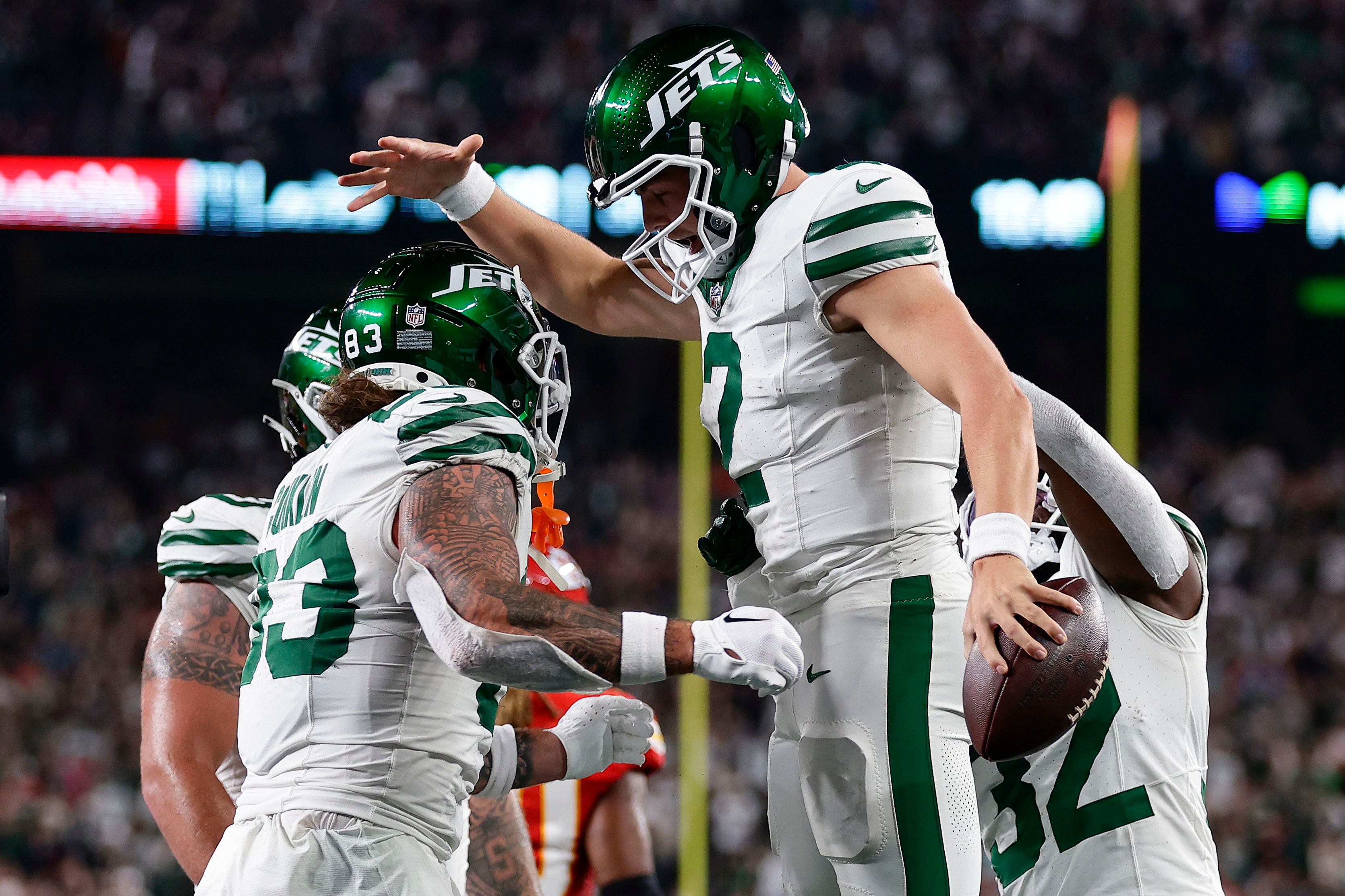 Patrick Mahomes, Chiefs hold on to beat Jets 23-20 with Taylor Swift, Aaron  Rodgers watching