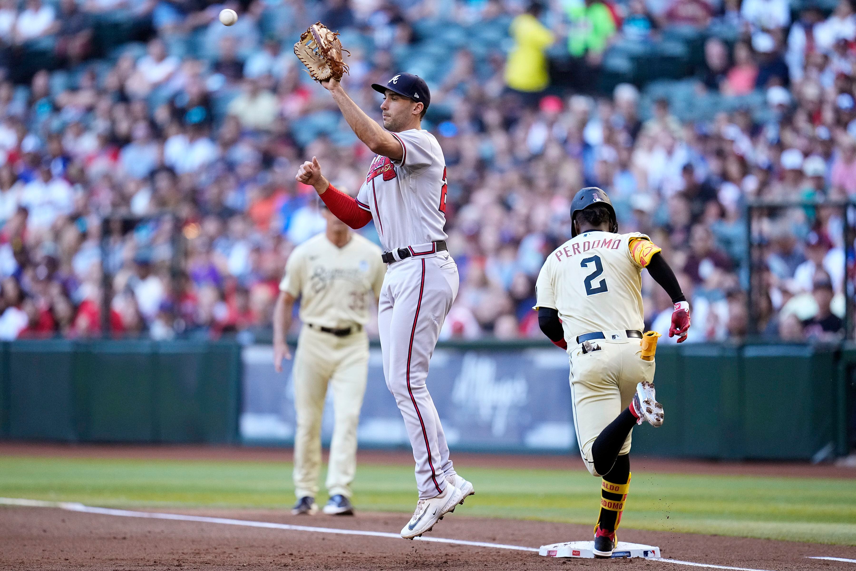 Kelly throws 7 strong innings, Diamondbacks beat Braves 3-2 for