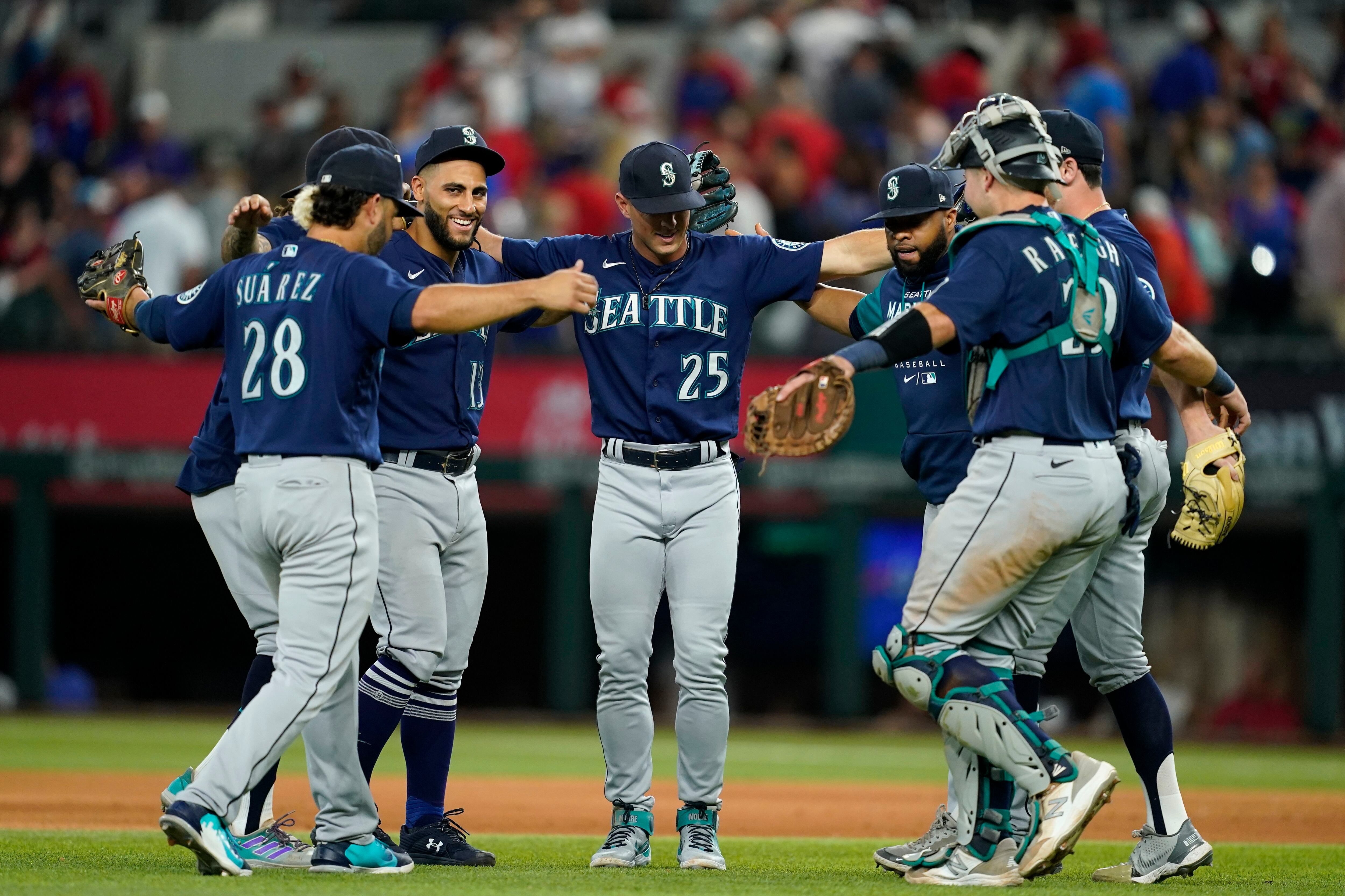 Cal Raleigh's homer jump-starts Mariners as they win seventh in row