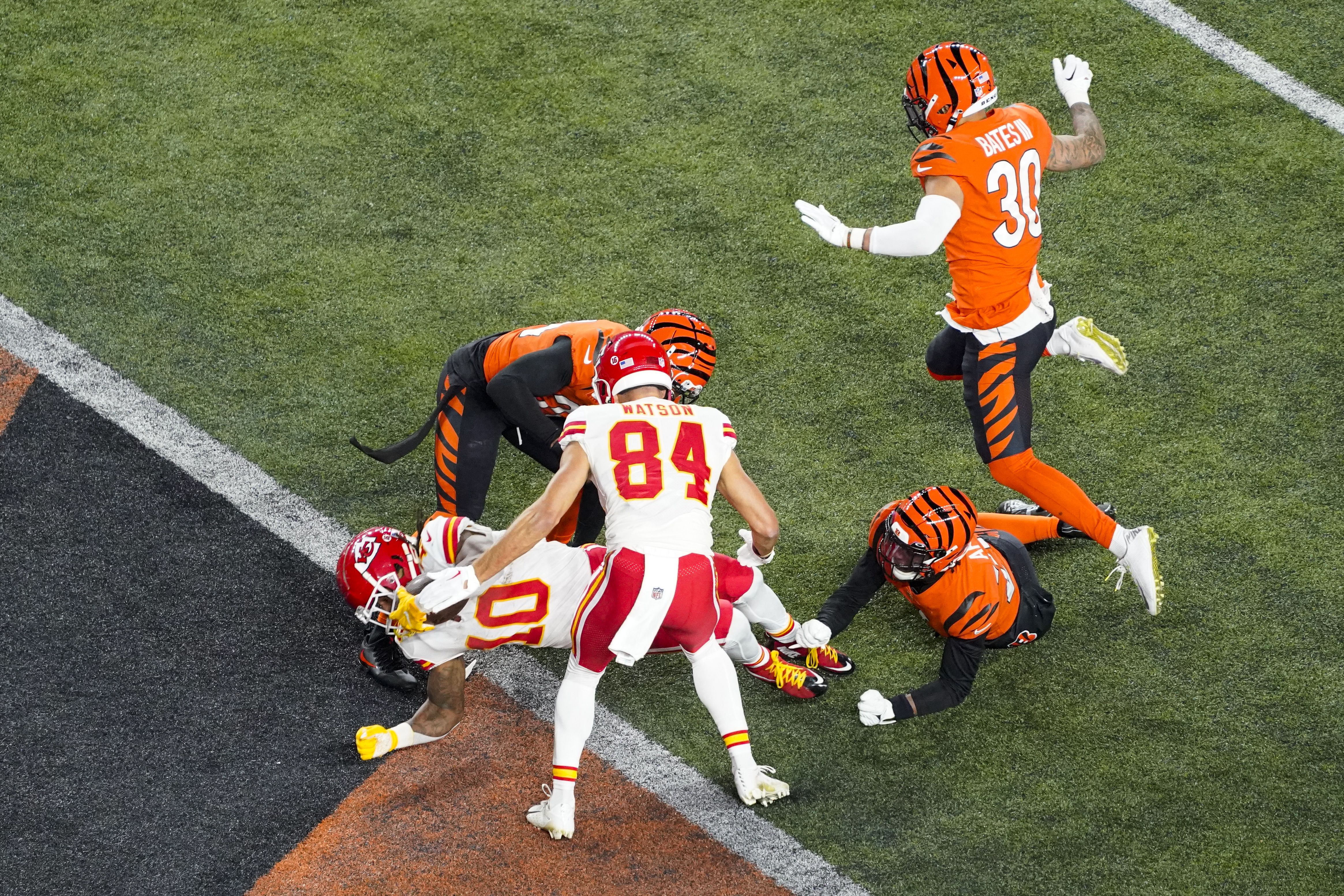 Burrow Tops Mahomes Again, Rallies Bengals Past Chiefs 27-24