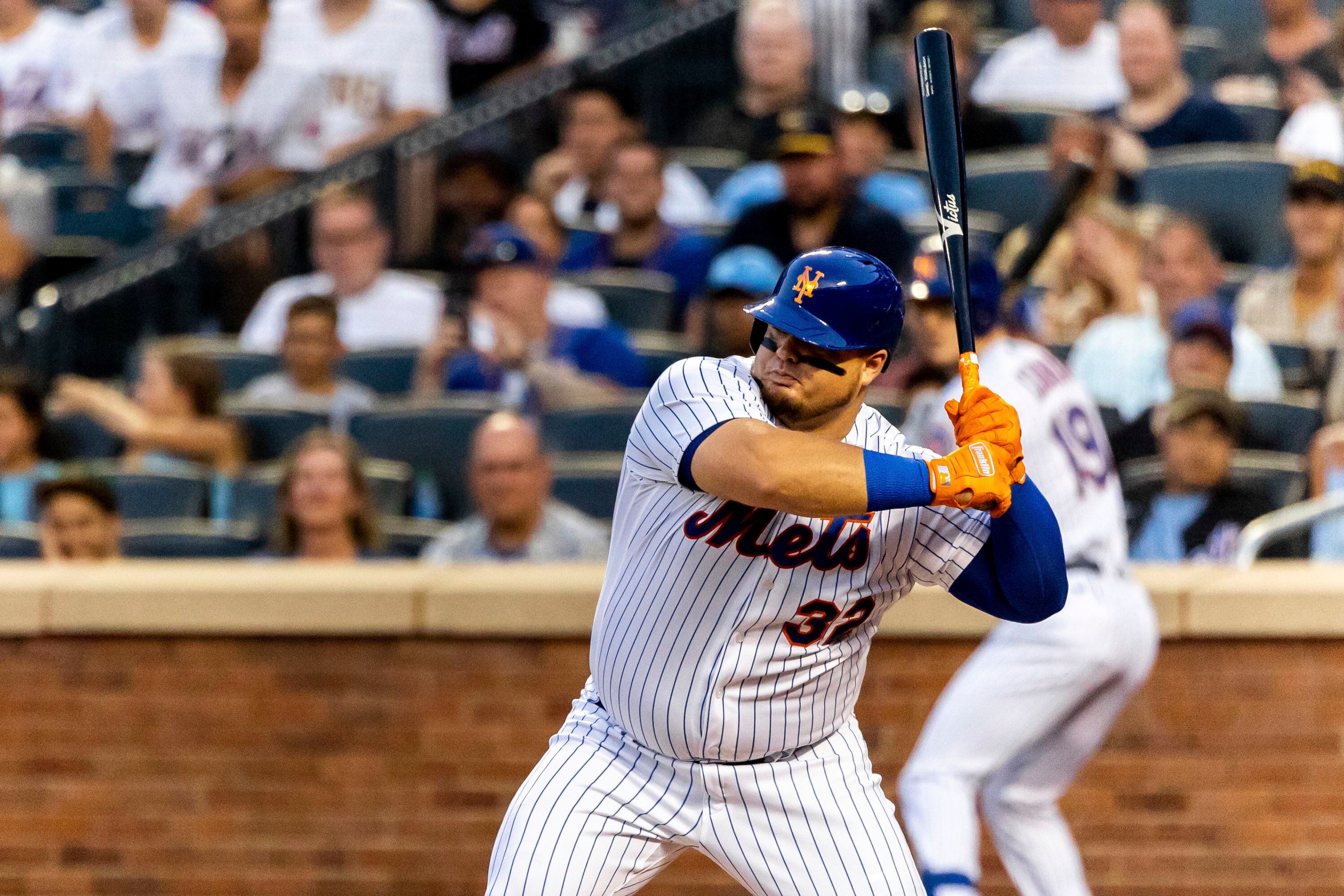 New York Mets' Pete Alonso celebrates a home run with Daniel