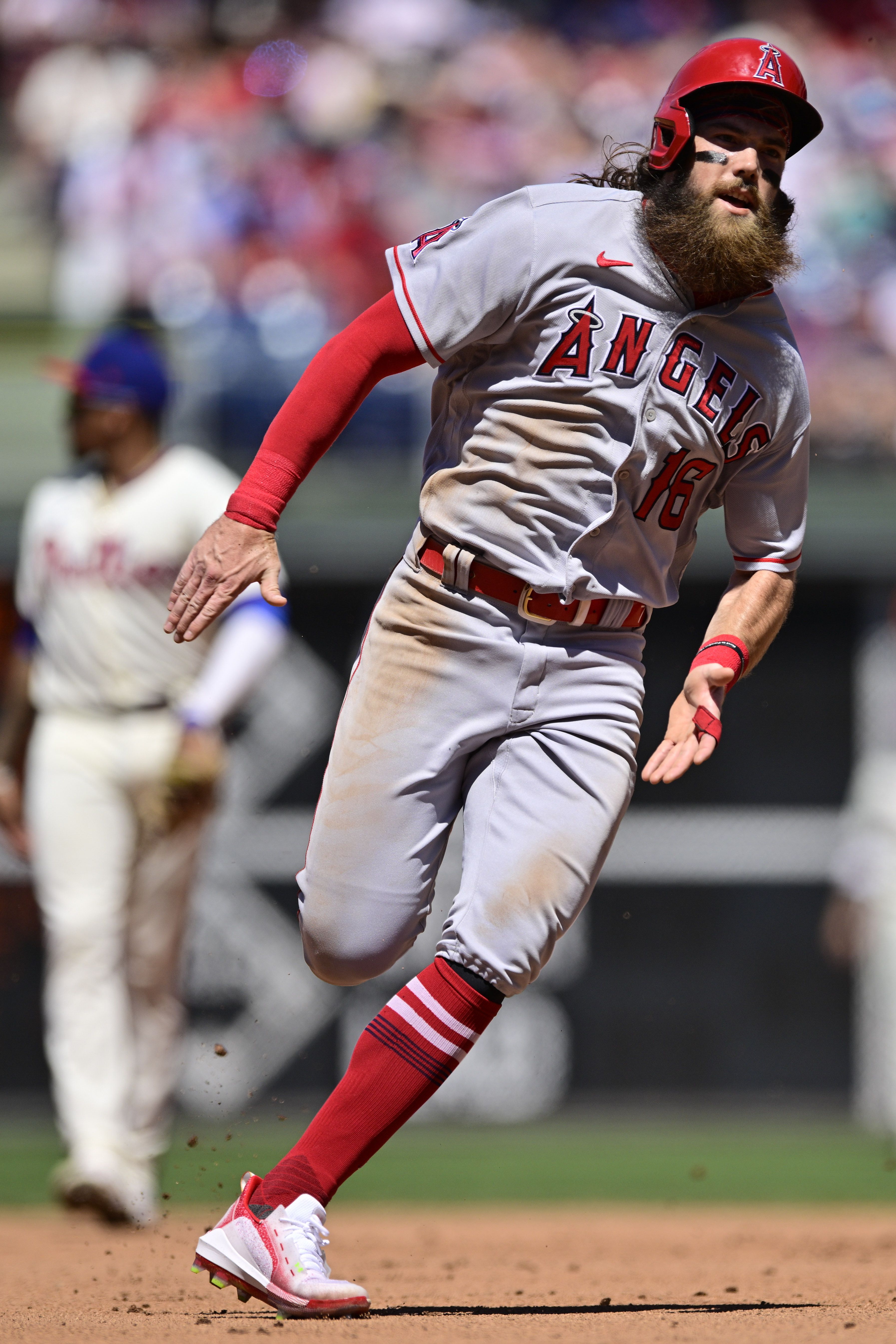 Phillies rally late to hand Angels 11th straight loss