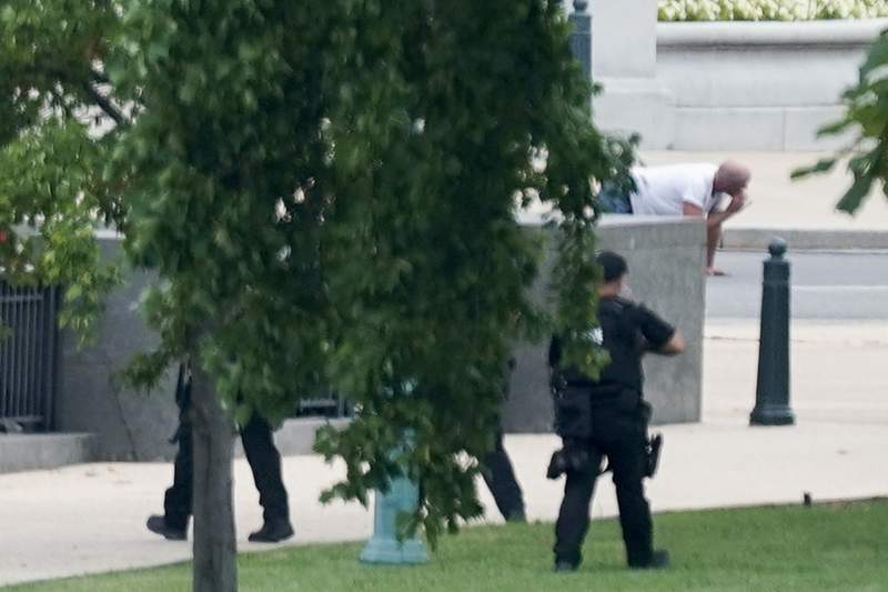 Man who claimed to have bomb near US Capitol held in jail