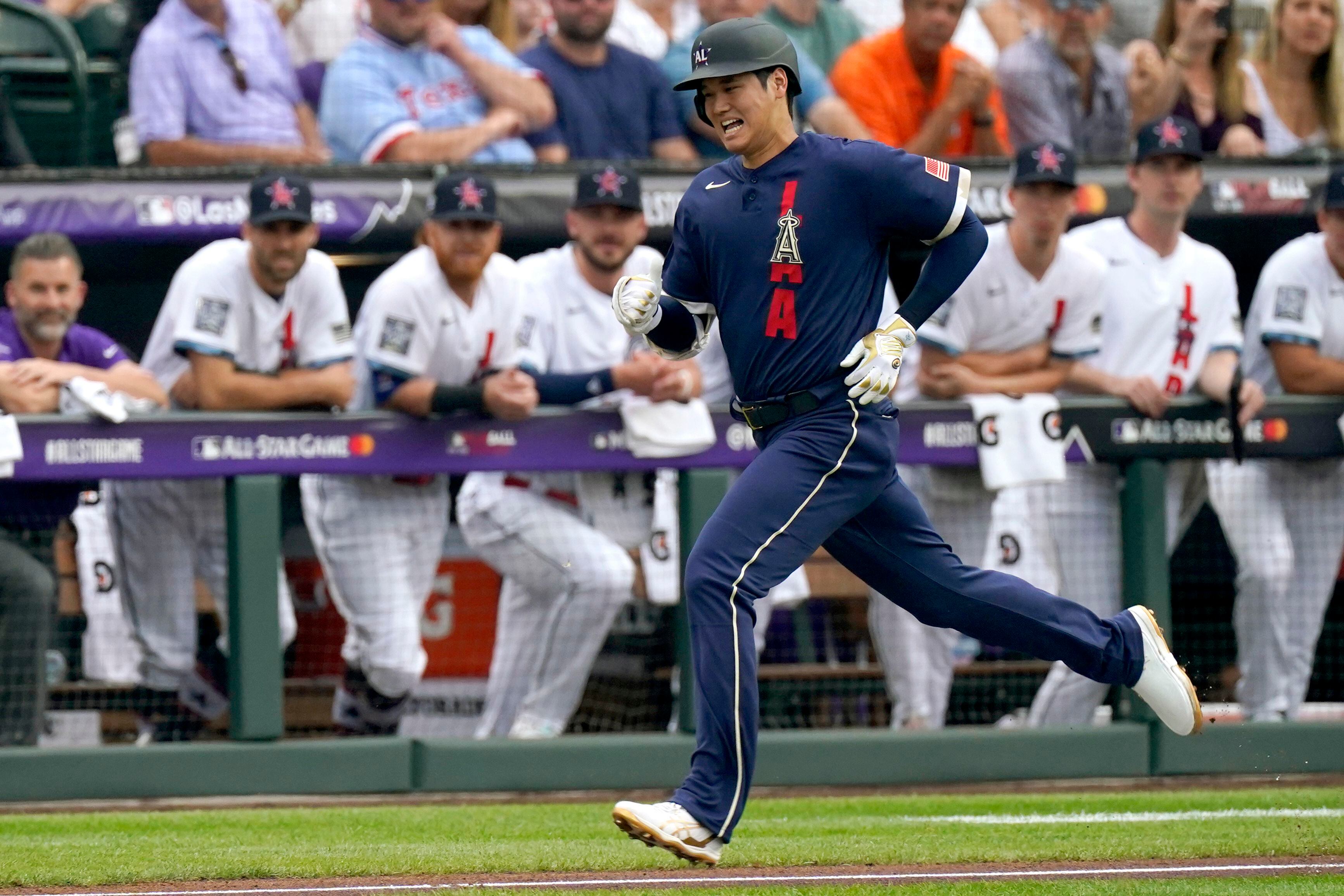 Fernando Tatis Jr. wears pink suit at All-Star Game