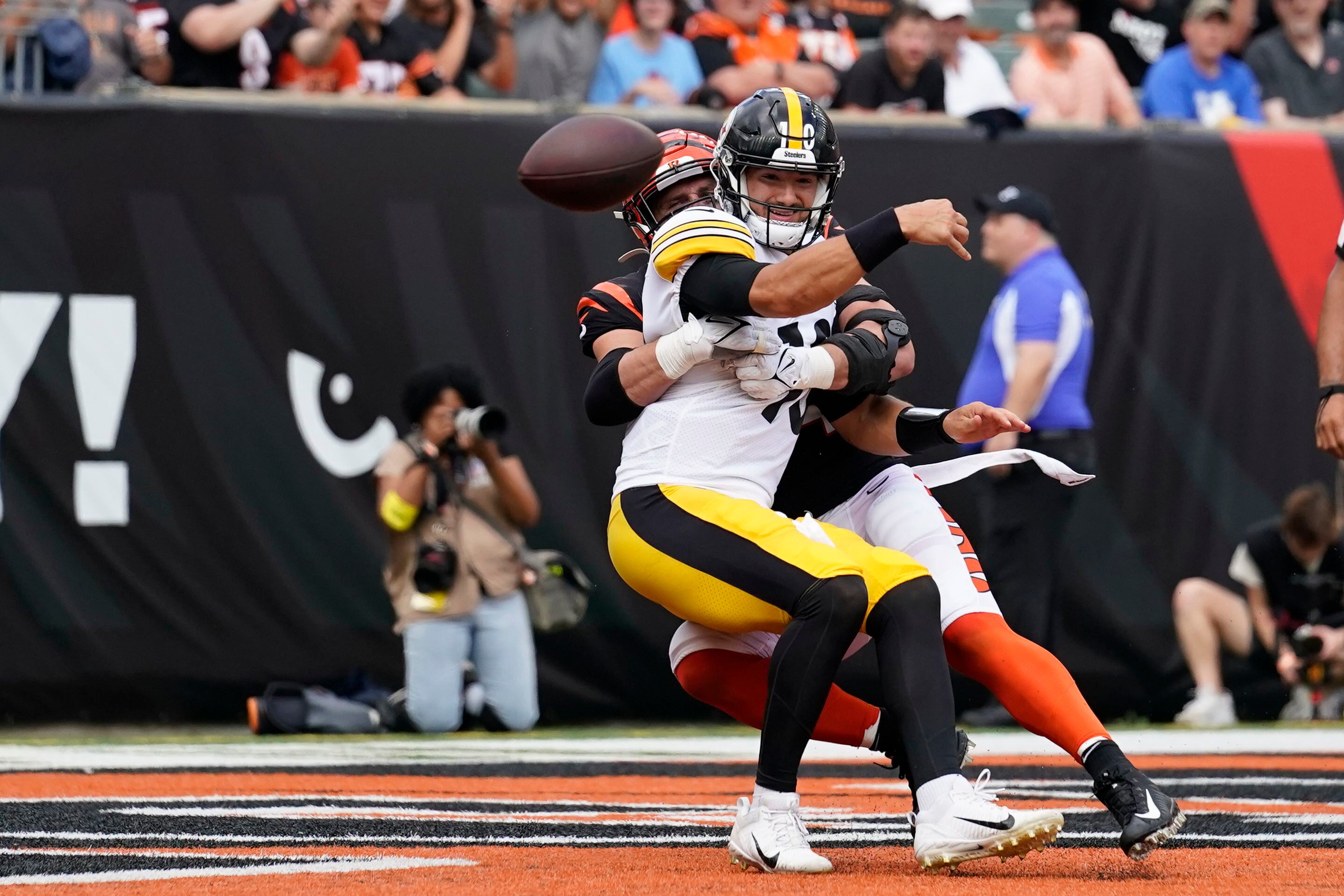 Steelers' T.J. Watt leaves vs Bengals with pectoral injury - The