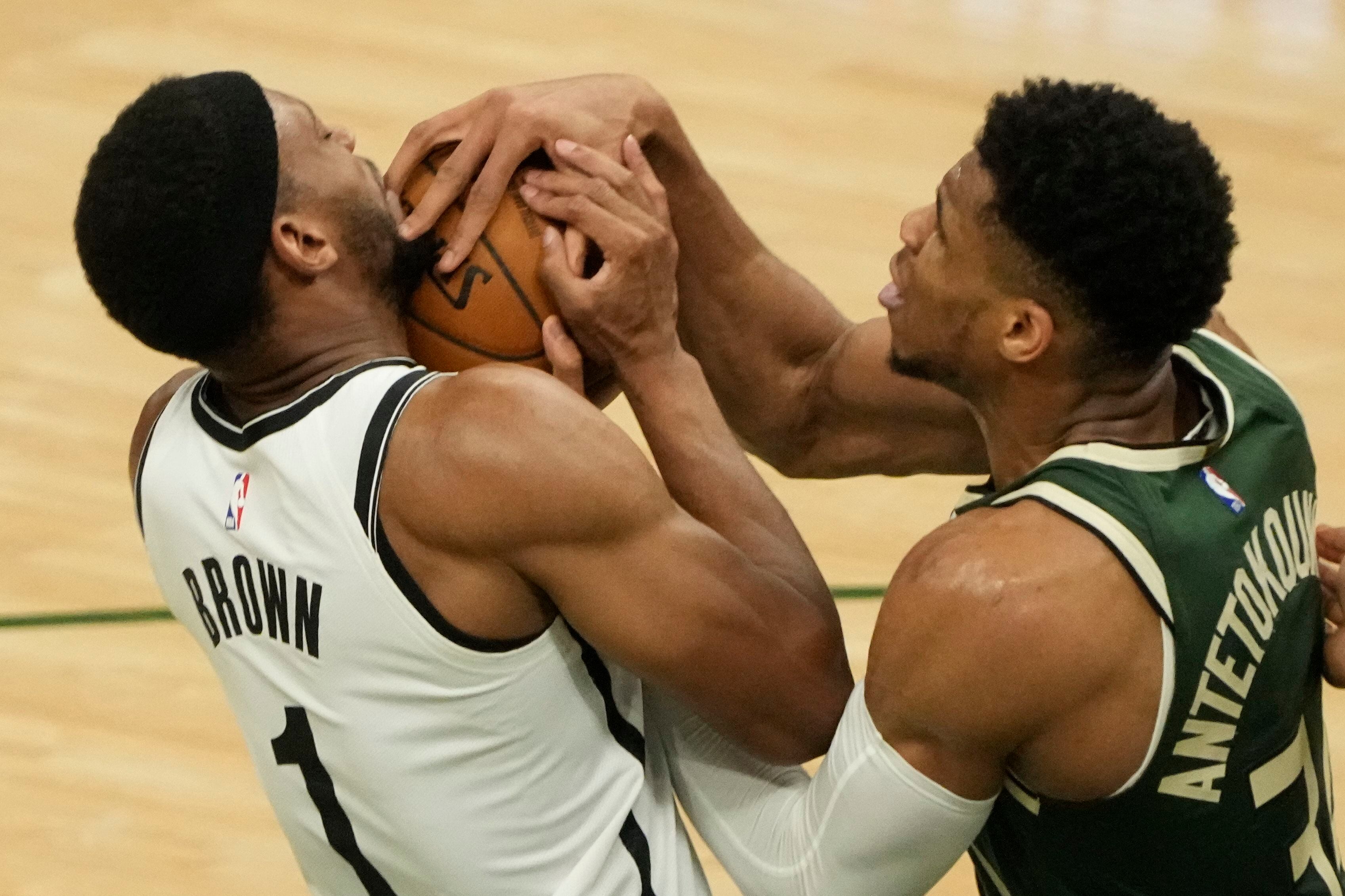 Packers Za'Darius Smith, Aaron Jones the stars of Bucks Game 3 crowd