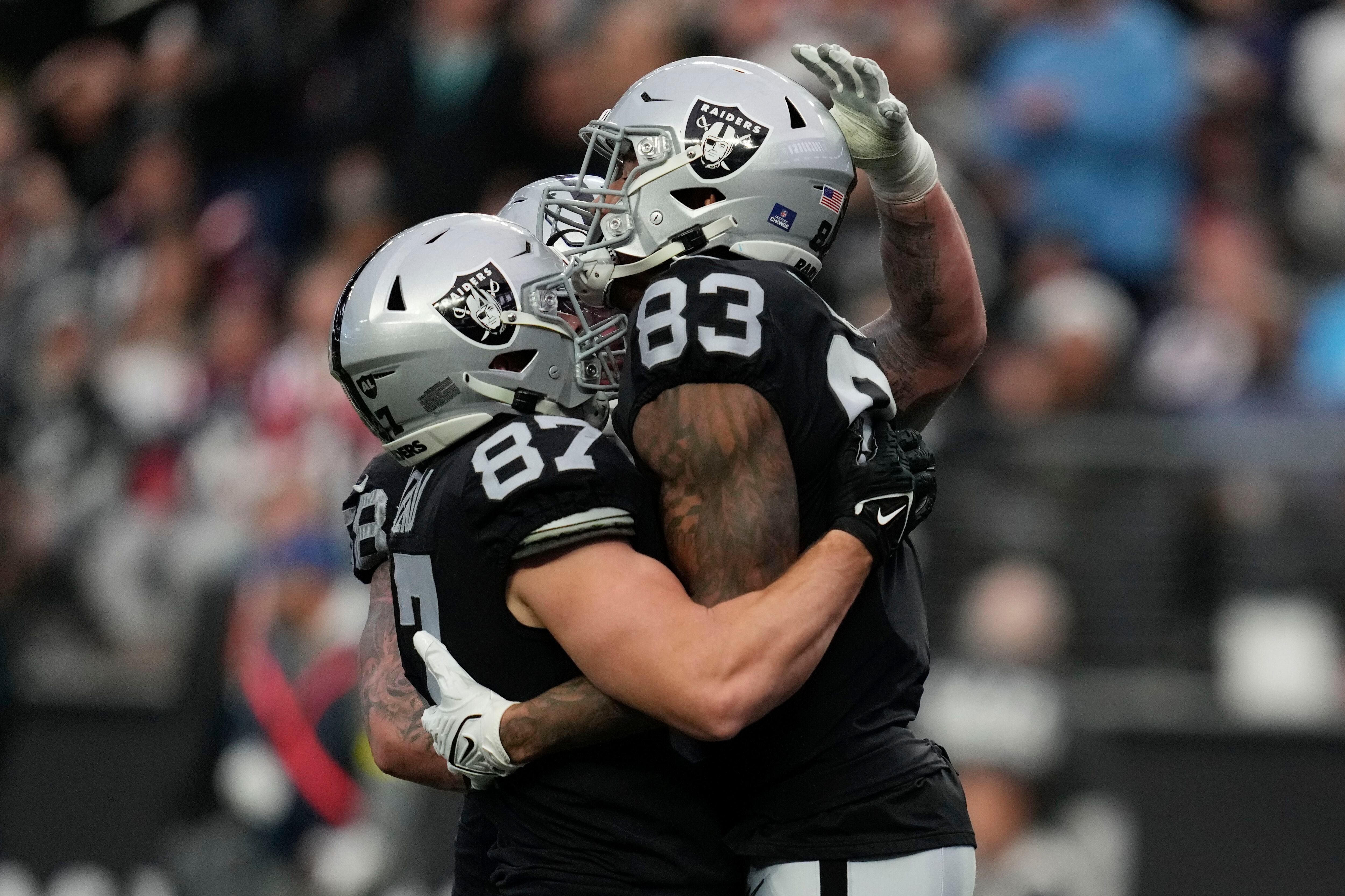 Jones snags lateral on final play, Raiders stun Patriots - The San