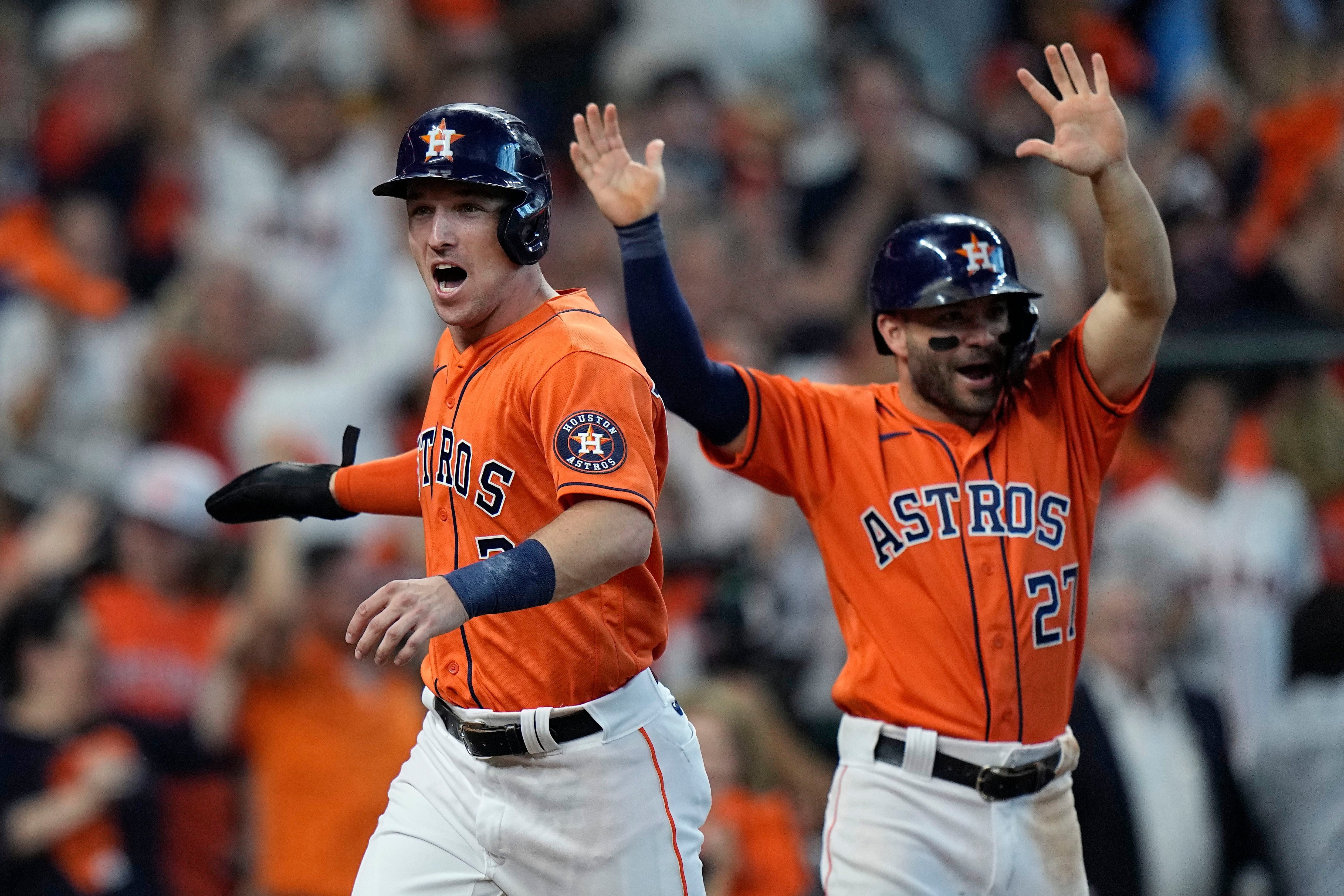 WHEELS! Astros' Yordan Alvarez hits TRIPLE, then scores on crazy defensive  play 