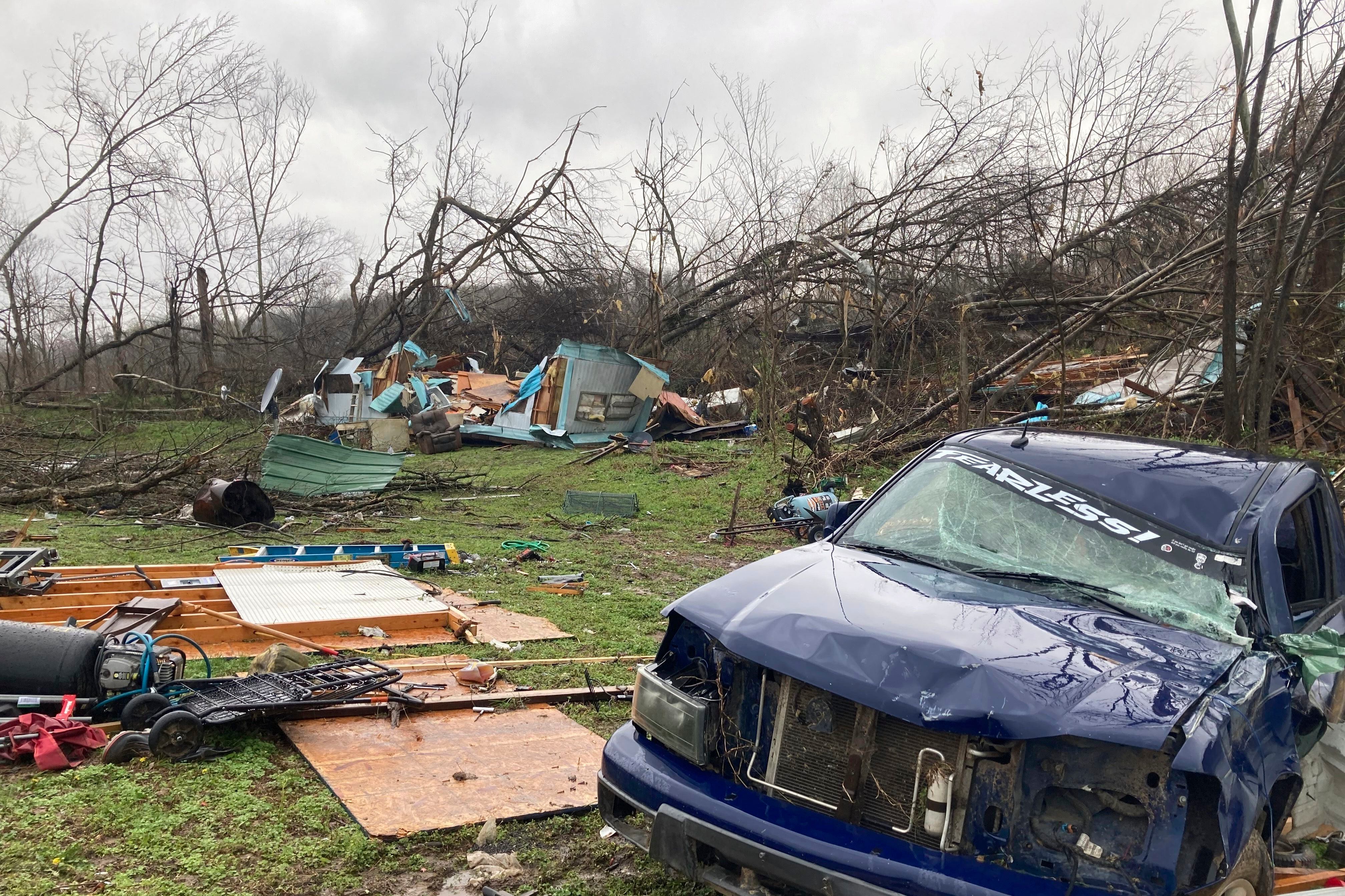 Teenagers in love among 5 lives lost in Missouri tornado