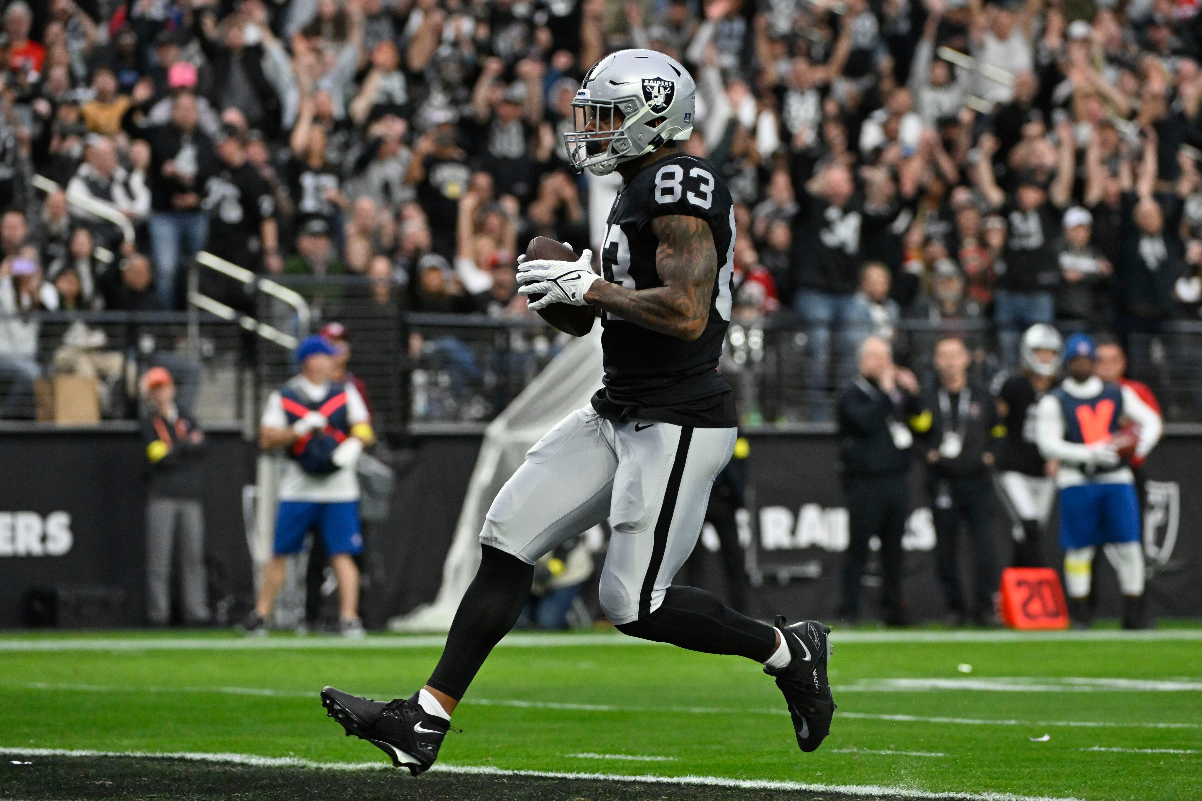 Chandler Jones snags lateral on final play, Raiders stun Patriots