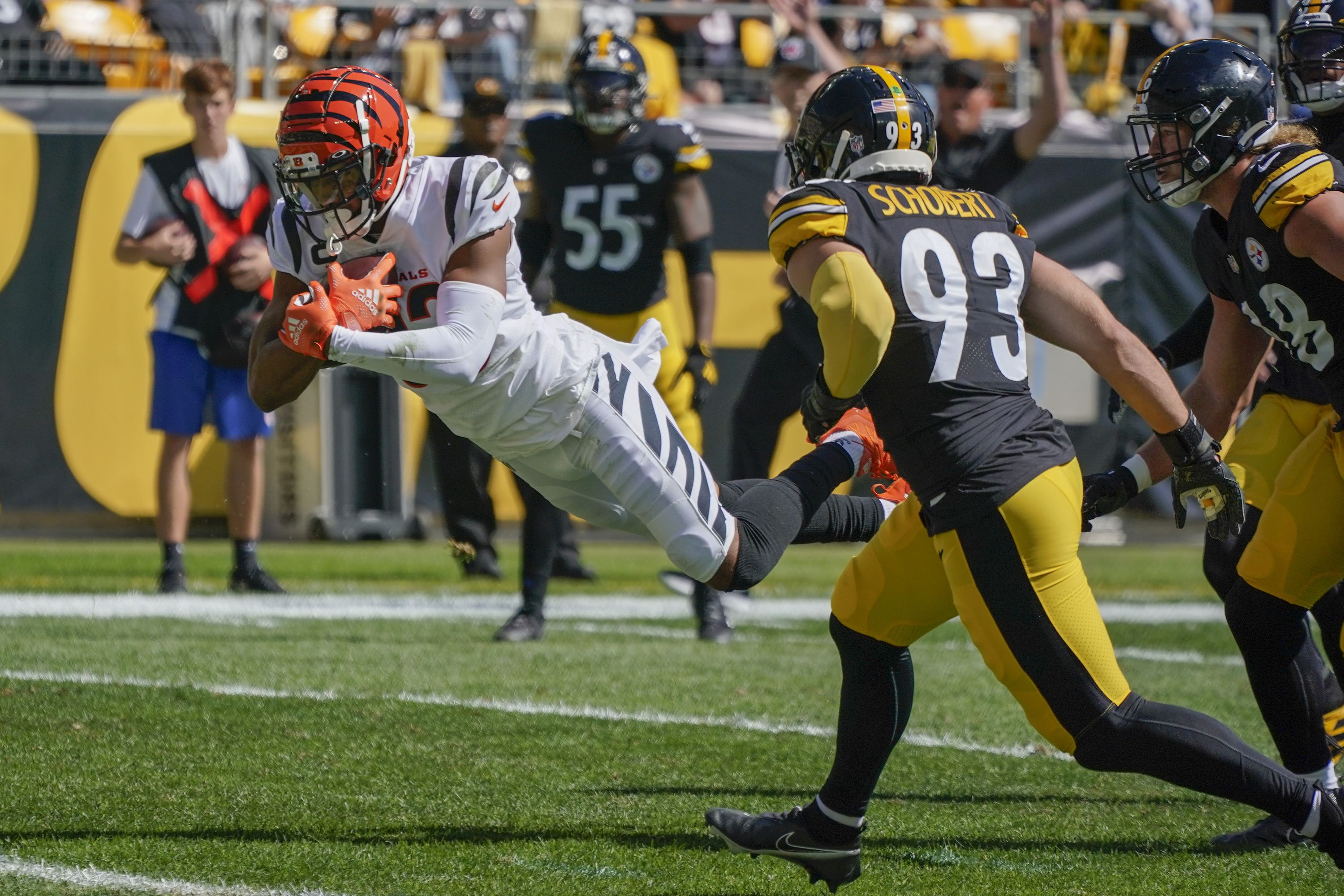 Cincinnati Bengals running back Joe Mixon (28) carries the ball during the  first half of an NFL football game against the Pittsburgh Steelers in  Pittsburgh, Monday, Sept. 30, 2019. (AP Photo/Don Wright