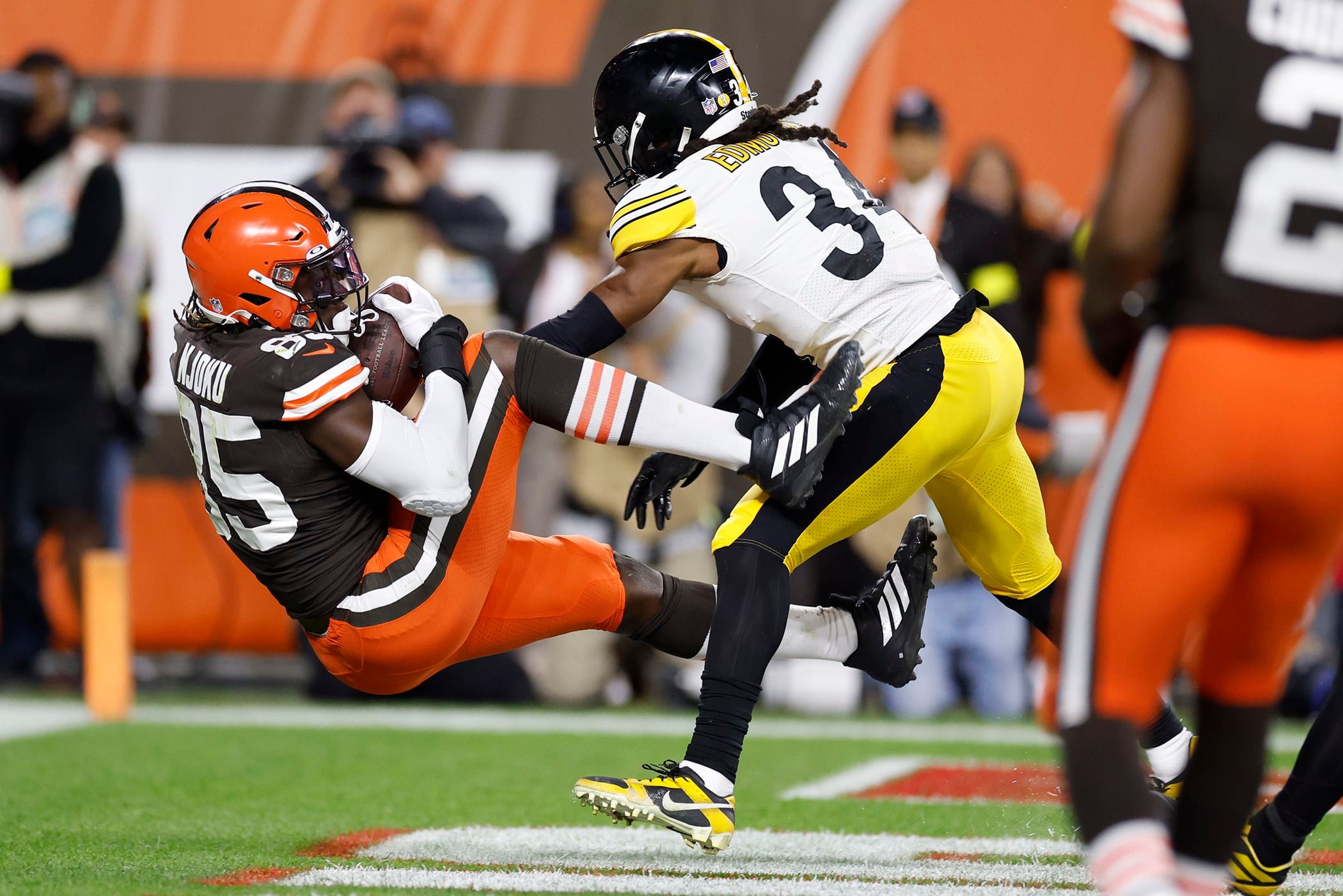 NFL news 2022: Cleveland Browns owner Jimmy Haslam hit with plastic bottle  during loss to New York Jets, video