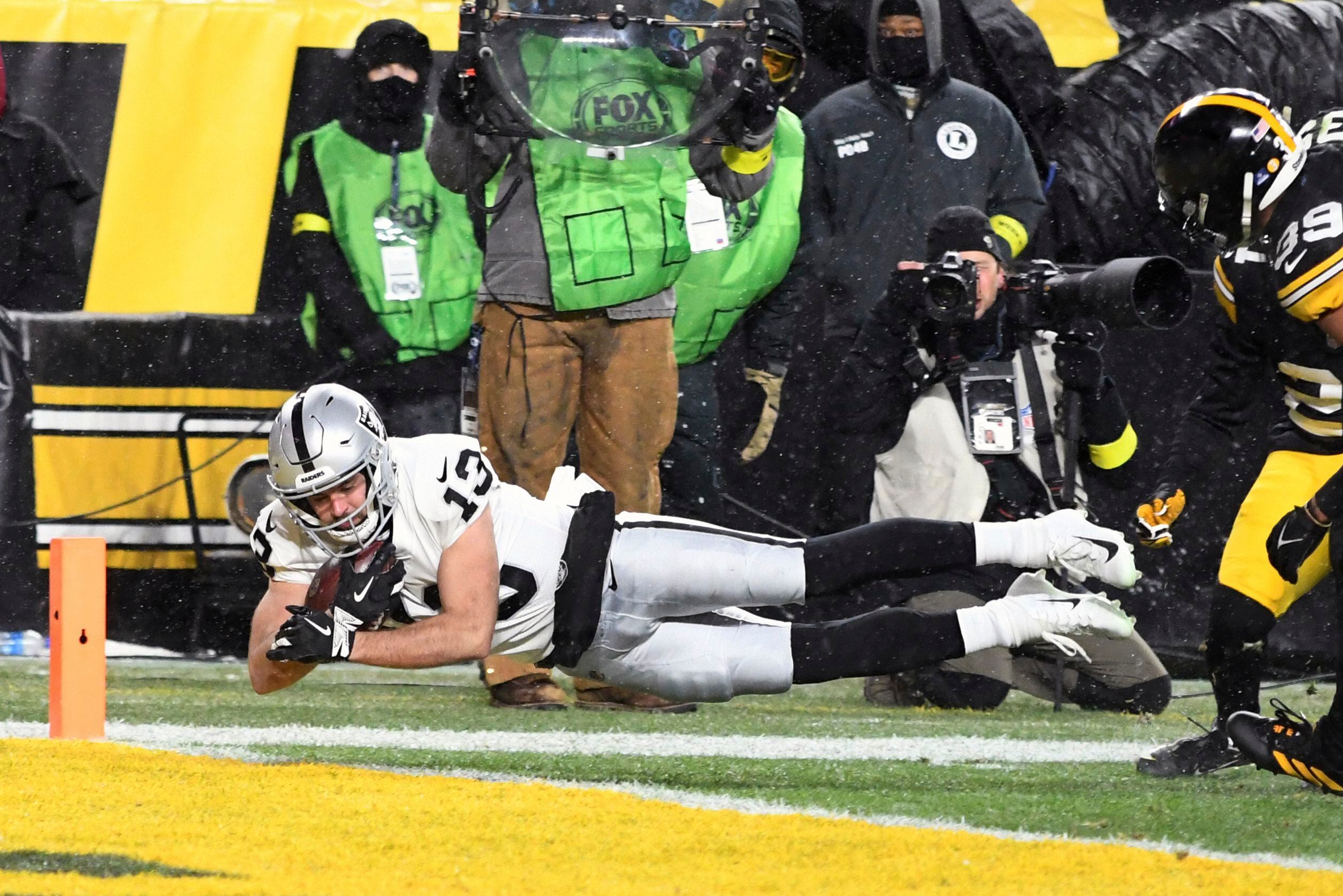 Harris' widow on field in Pittsburgh as his No. 32 retired