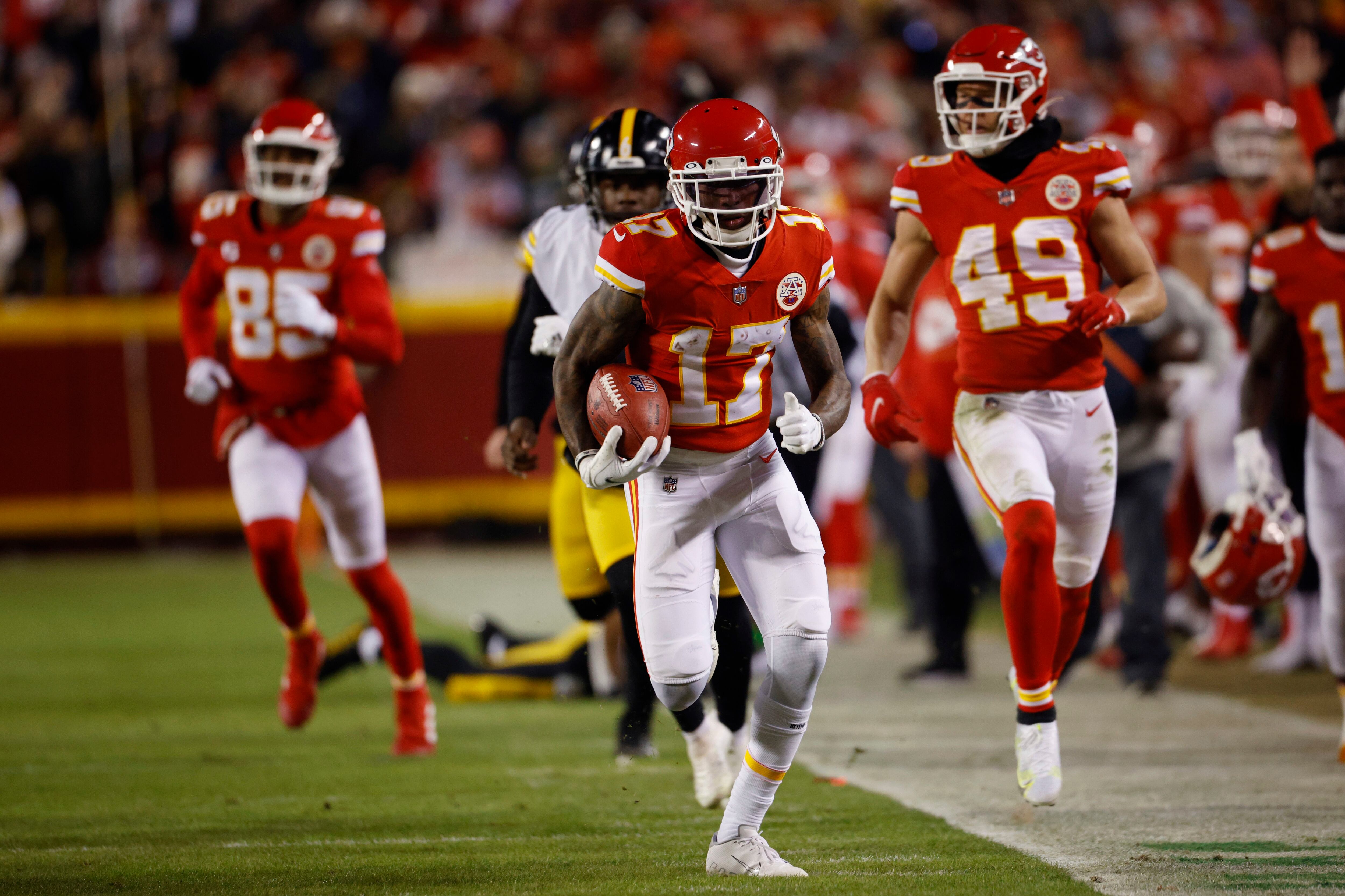 Mahomes leads Chiefs to 42-21 wild-card romp over Steelers – The