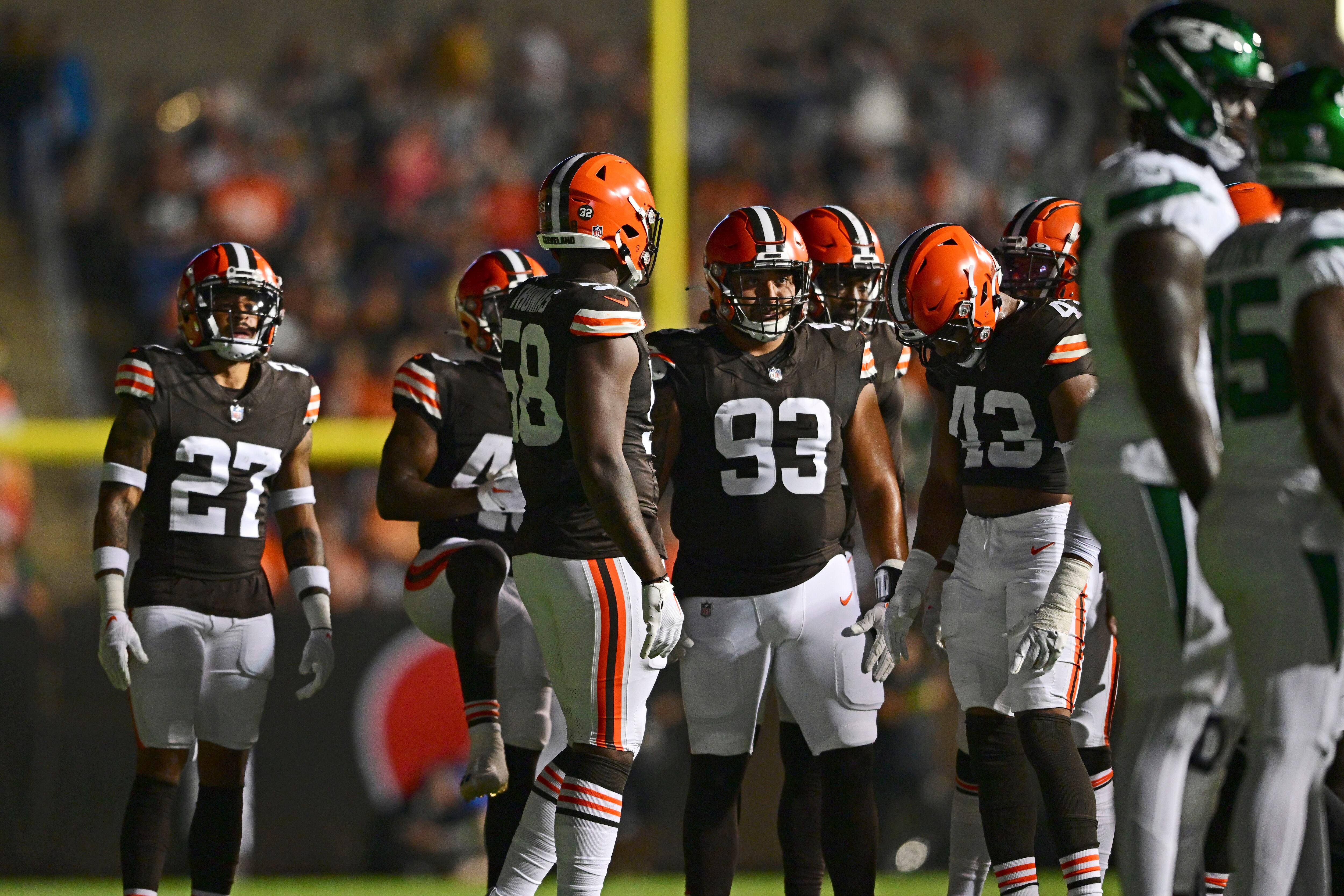 Browns and Bengals trade Twitter jabs about Cleveland's white helmets