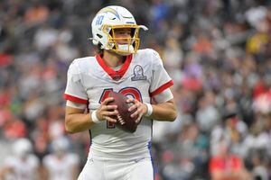 Justin Herbert, Maxx Crosby named MVPs in AFC's win in 2022 Pro Bowl - ESPN